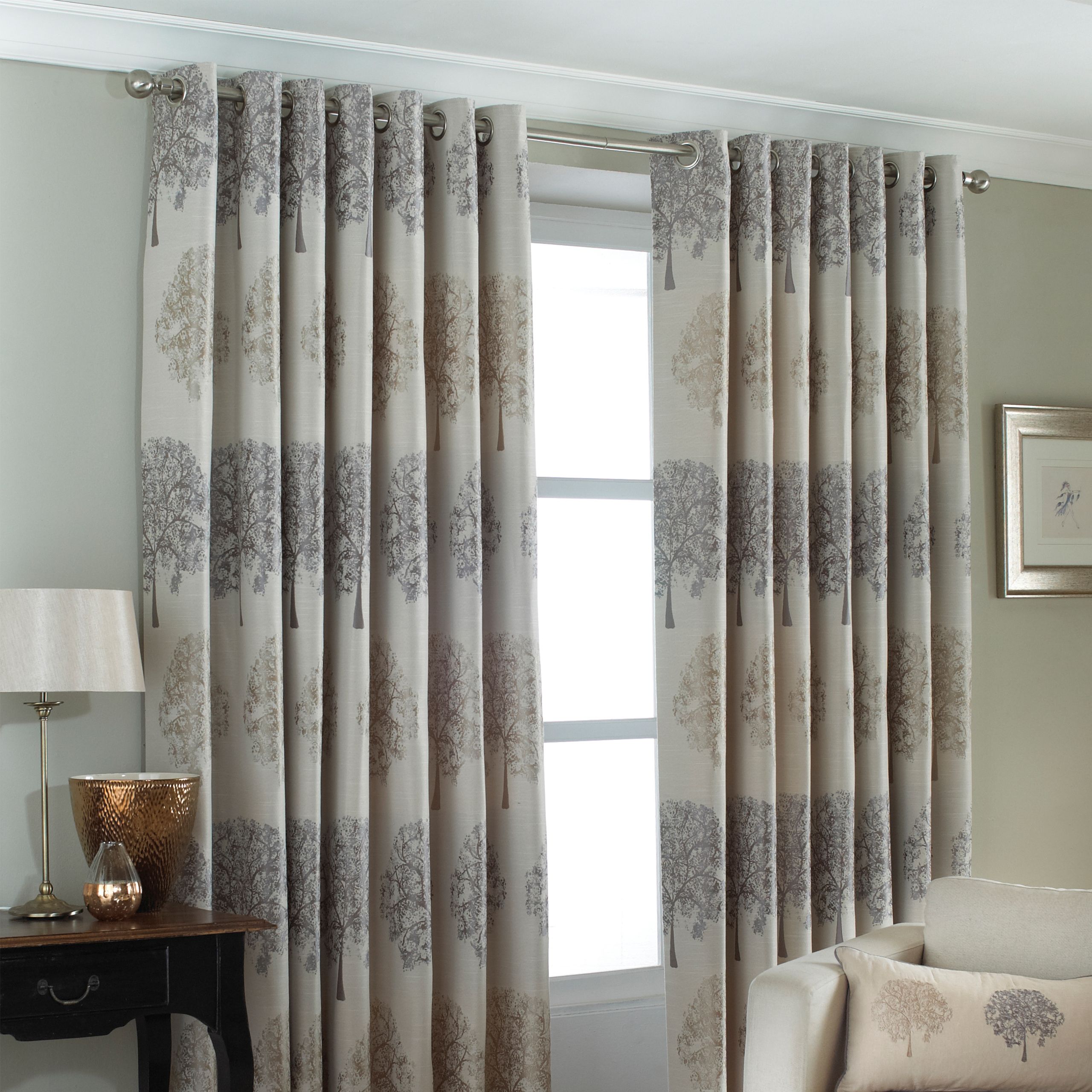 The Oakdale curtains feature a timeless design of oaktree motifs.  Made of 100% robust polyester these curtains don’t stain easily. With stainless steel eyelet holes the Oakdale curtains are easy to hang and only require a curtain pole for installation.