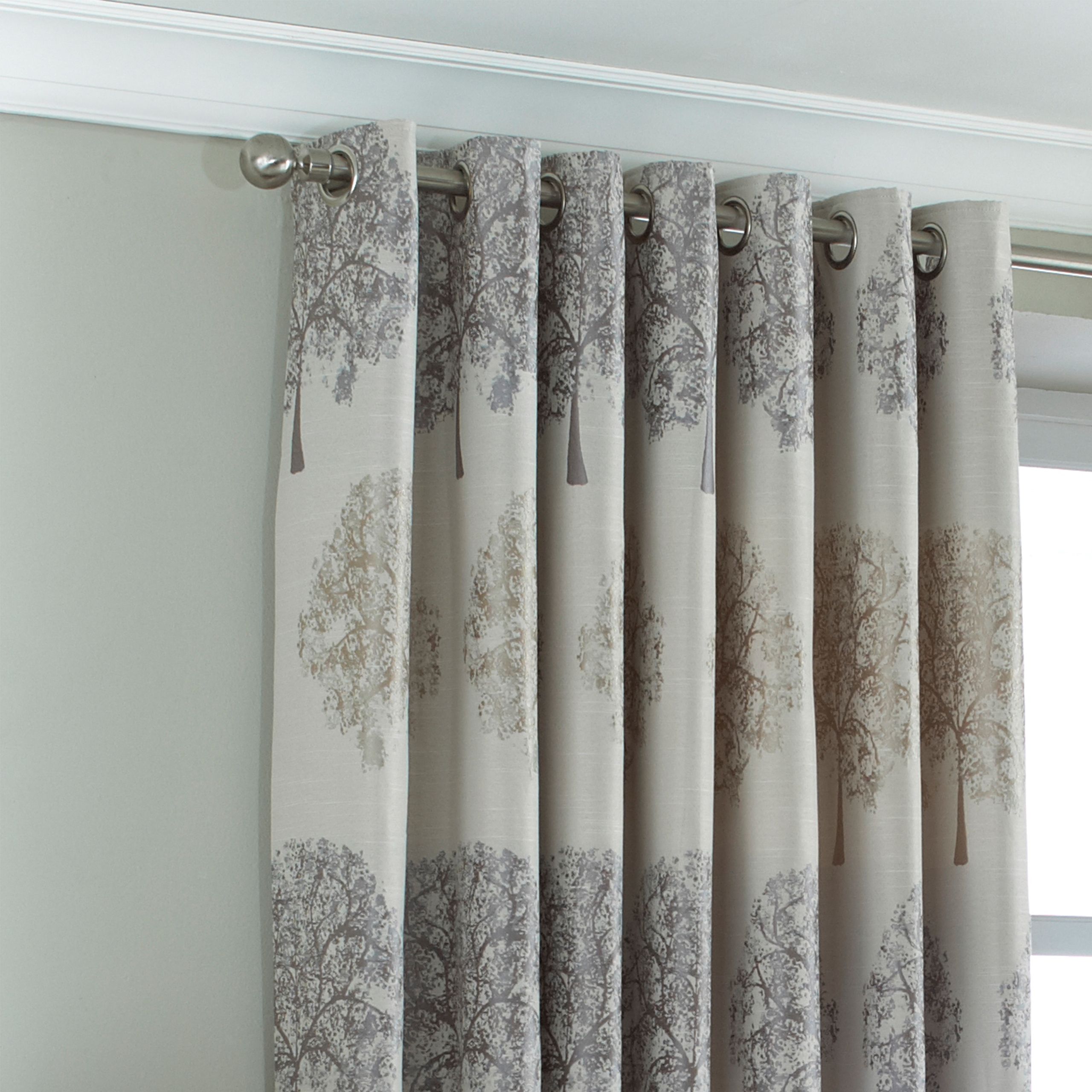 The Oakdale curtains feature a timeless design of oaktree motifs.  Made of 100% robust polyester these curtains don’t stain easily. With stainless steel eyelet holes the Oakdale curtains are easy to hang and only require a curtain pole for installation.