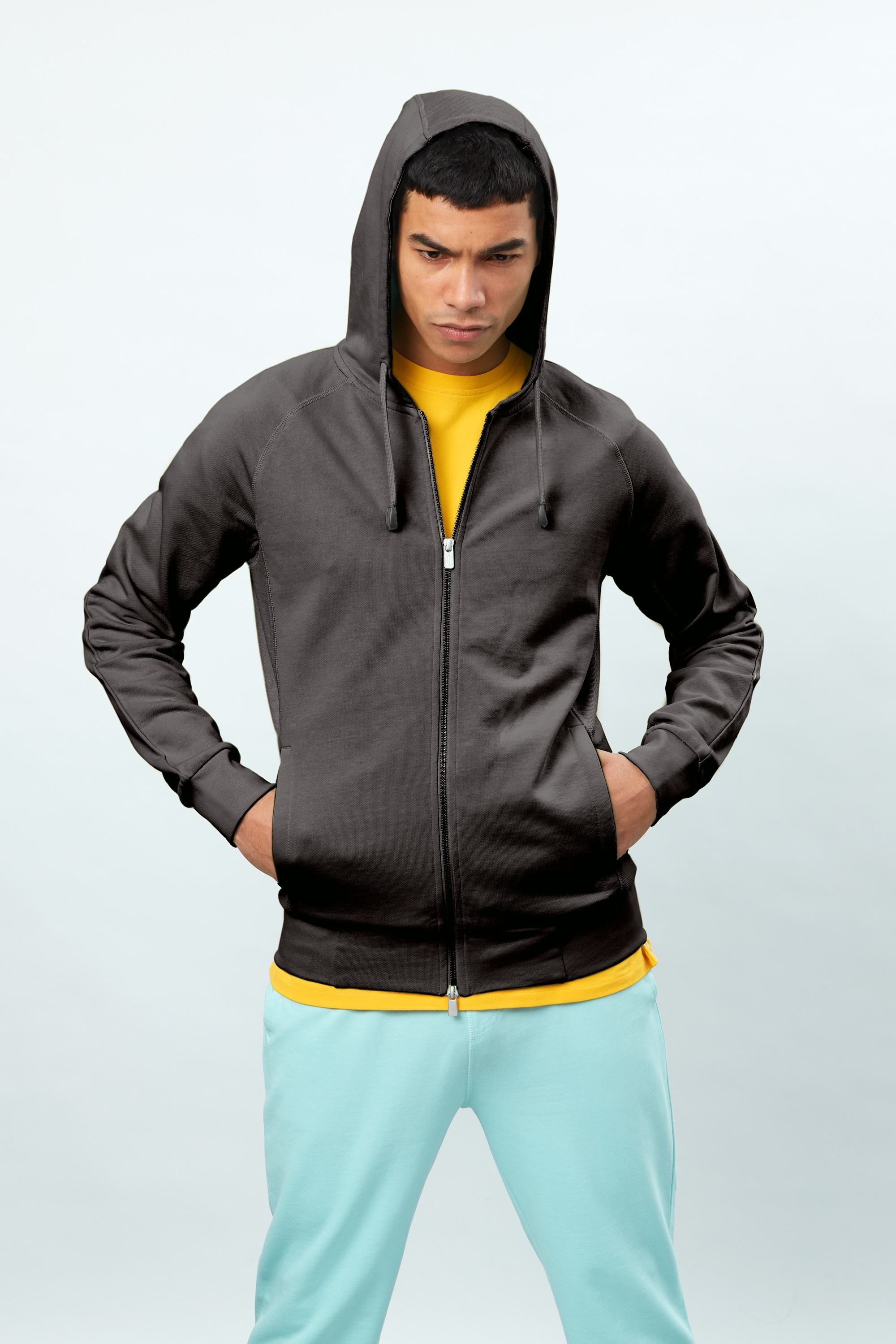 RJL0031B Lounge Hoody Loopback cotton
Reverse panel hoody in loopback cotton twill. 
KEY: Athletic, Utility, Downtime. 
DETAIL: Two-way zip front, monogrammed zip pulls, reverse side panels, drawstring hood, two front pockets, ribbed fit cuffs and hem, locker loop. 
FABRICATION: 100% cotton 
 