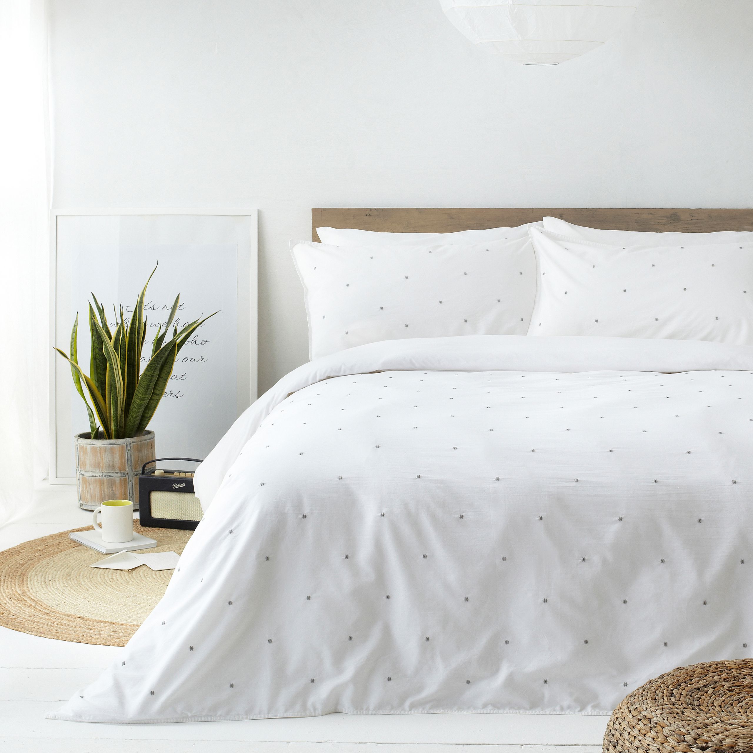 Add a fresh look to your interior with this washed cotton design that features an emboirdered stitch detailing. This duvet cover set is the perfect addition to any contemporary home.