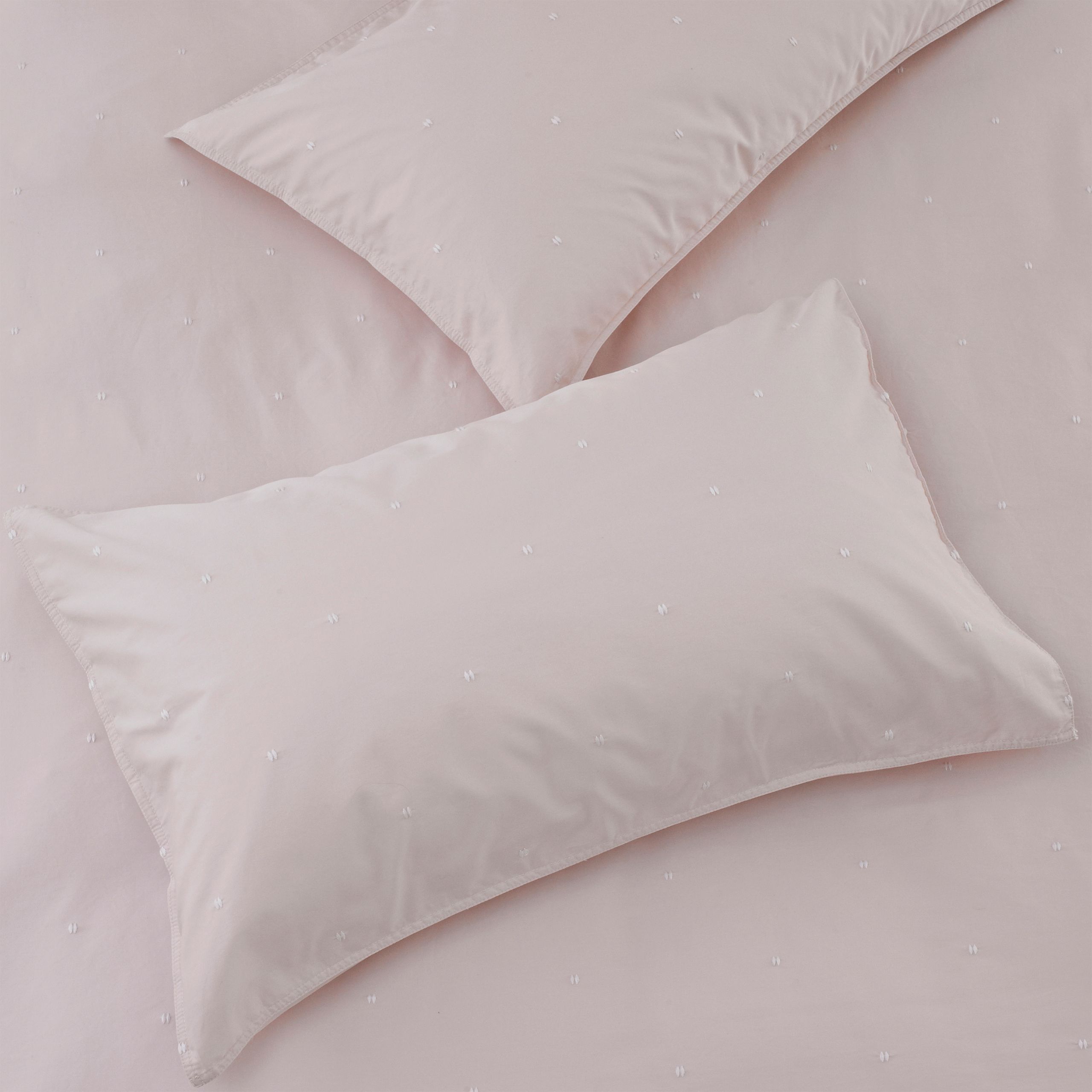 Add a fresh look to your interior with this washed cotton design that features an emboirdered stitch detailing. This pillowcase set is the perfect addition to any contemporary home.