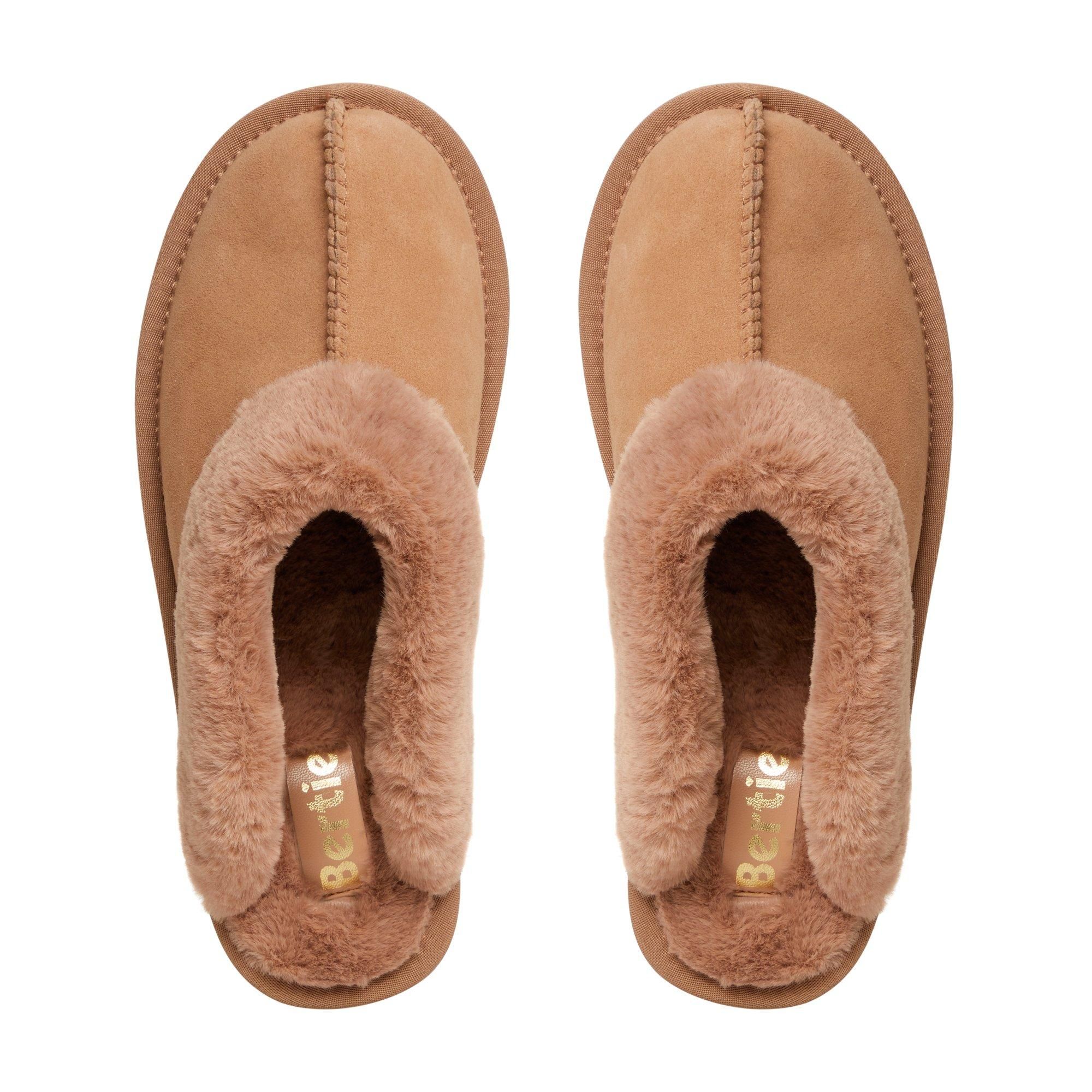 Stay comfy and cosy at home with the Walliss slippers from Bertie. Designed in an easy slip-on mule shape with a chunky sole and rounded toe. They're lined with warm and fluffy shearling.
