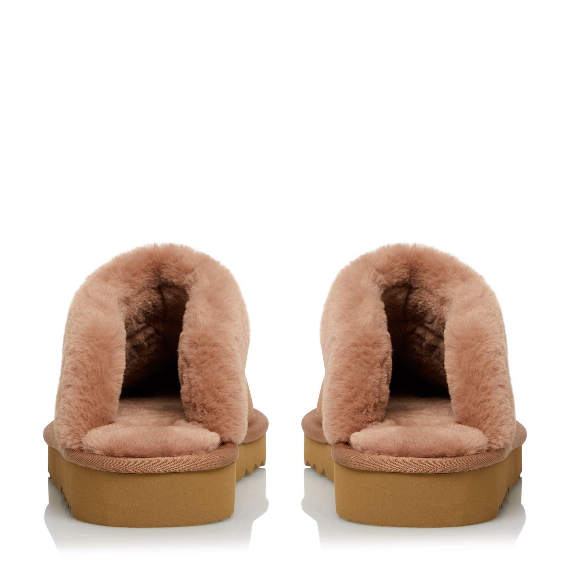 Stay comfy and cosy at home with the Walliss slippers from Bertie. Designed in an easy slip-on mule shape with a chunky sole and rounded toe. They're lined with warm and fluffy shearling.