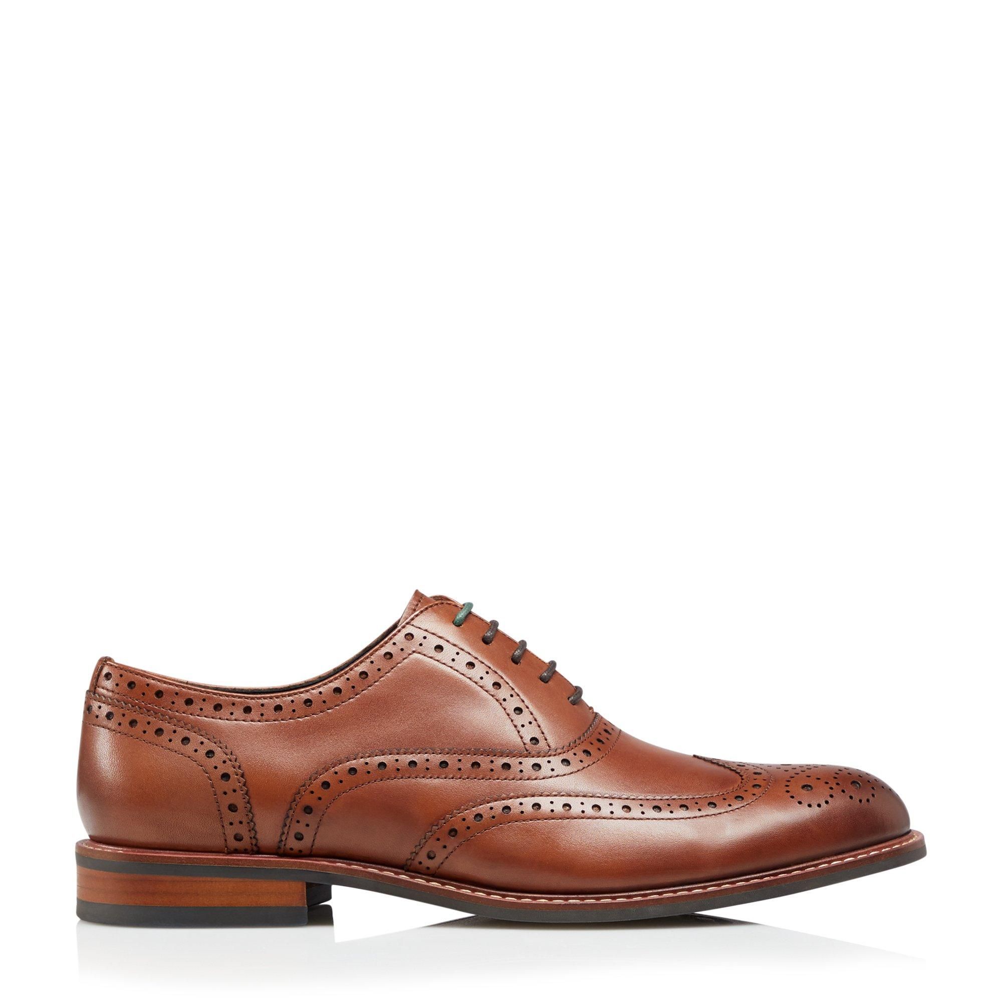 Upgrade your formal look with the wide fit Pollodium shoe. Showcasing a striped sole, round toe and secure lace closure. It's complete with traditional brogue punching and wingtip details.