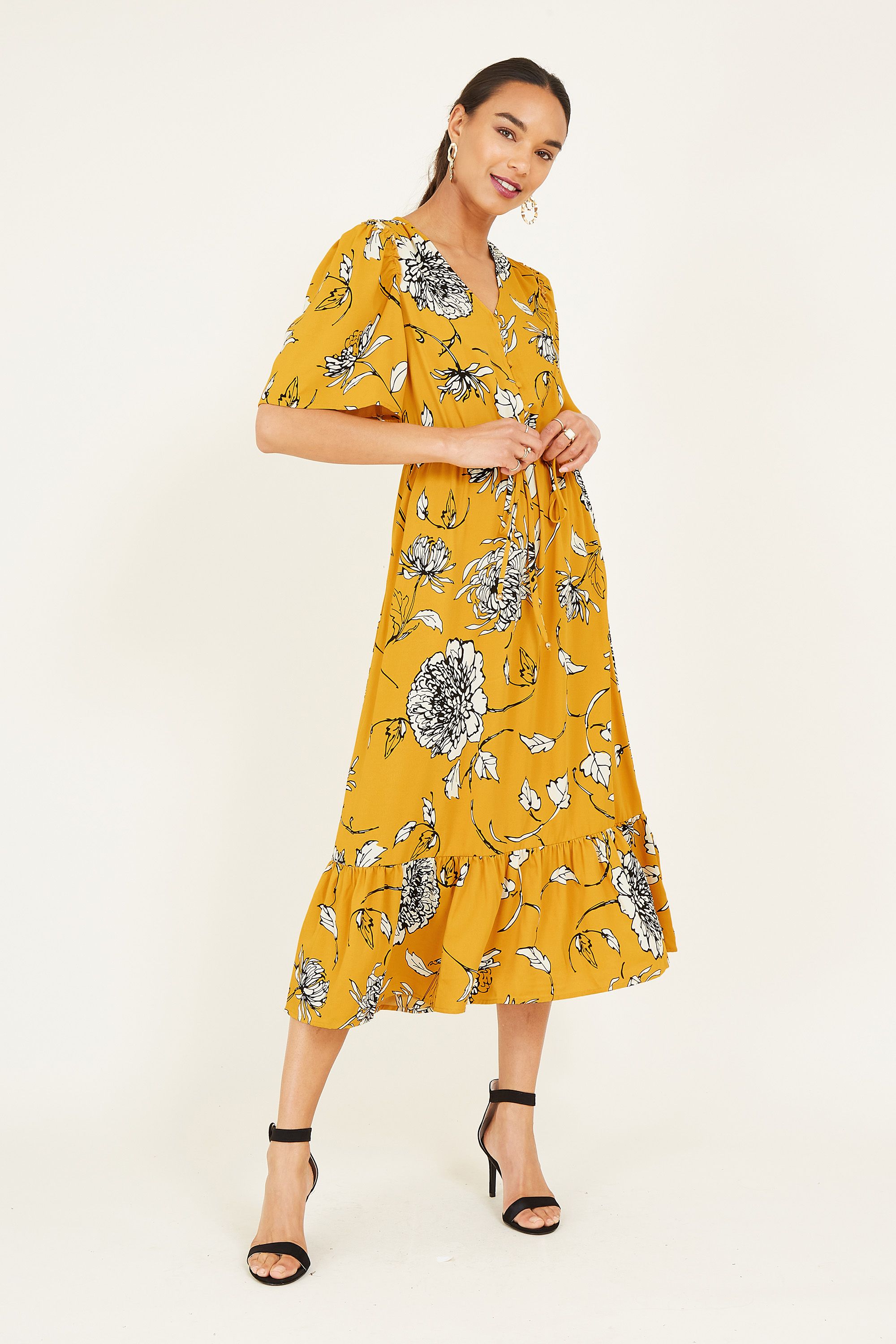 For a sought-after blend of minimum effort and maximum style. opt for this Sketchy Rose Midi Dress. It comes with a mid-length hemline detailed with a peplum feature and a complementary drawstring waist to enhance your curves. Complete with a retro floral print, buttons run down the front for a feel-good finish.