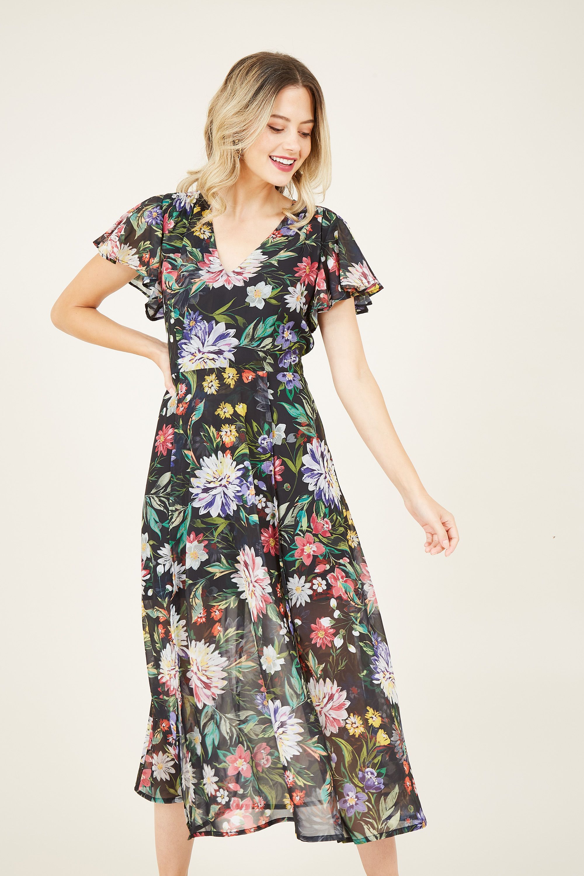 Who doesn't love a floral frock? Meet your new favourite with our Garden Floral Midi Dress. Adorned with a classic print, it features feminine V-neckline and capped sleeves. Perfect for throwing with a jacket or dressing down with trainers, it comes complete with a relaxed profile. Accessorize with heeled boots for a casual finish.