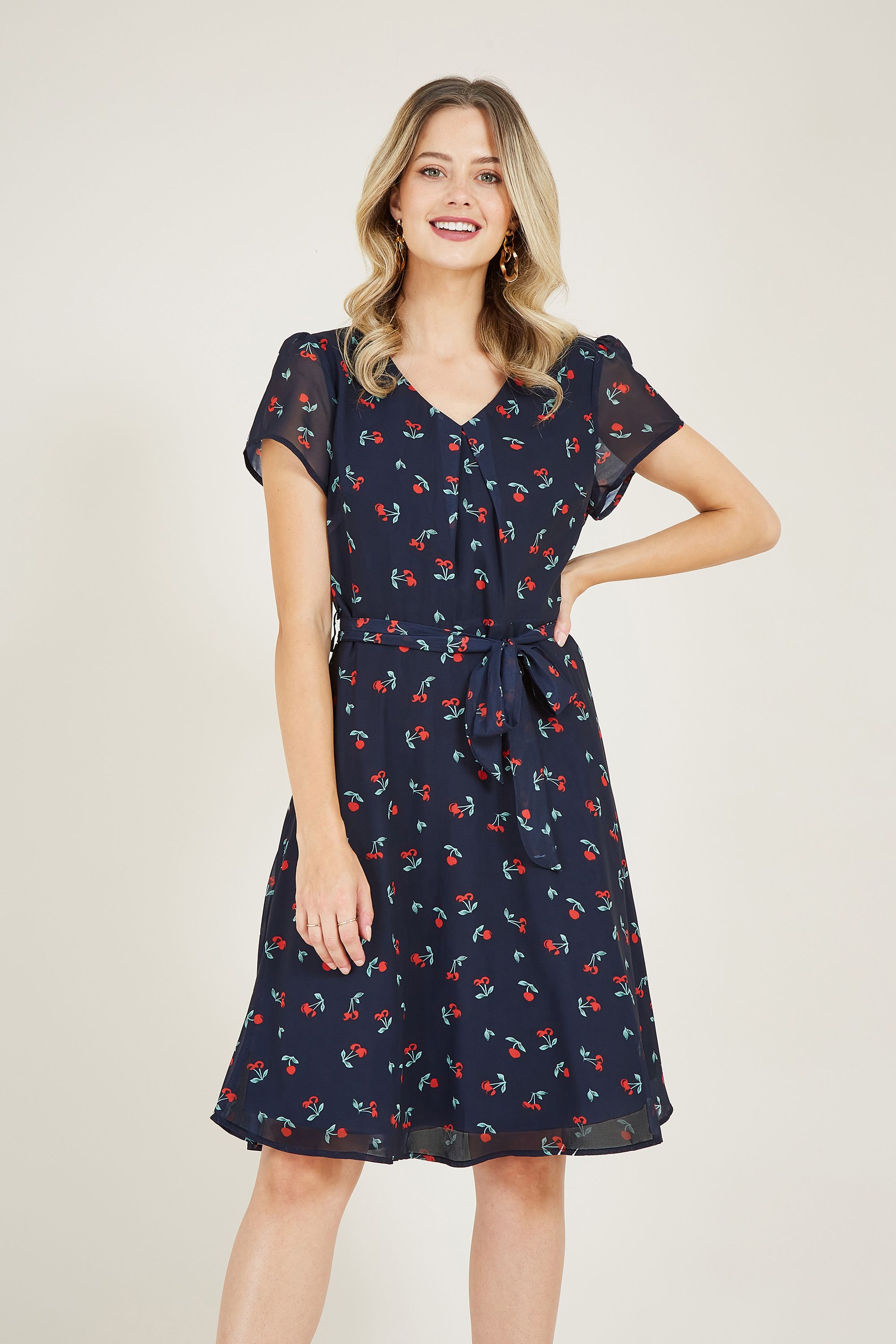 Fresh and fruity, this Cherry Skater Dress is perfect for daytime to dinner. Expertly crafted from soft-touch fabric, it's detailed with a sweet print enhanced by classic tones. The cherry on top of the cake? The intricate V-neckline and zip fastening on the back. Let it take centre stage in your casual wardrobe.