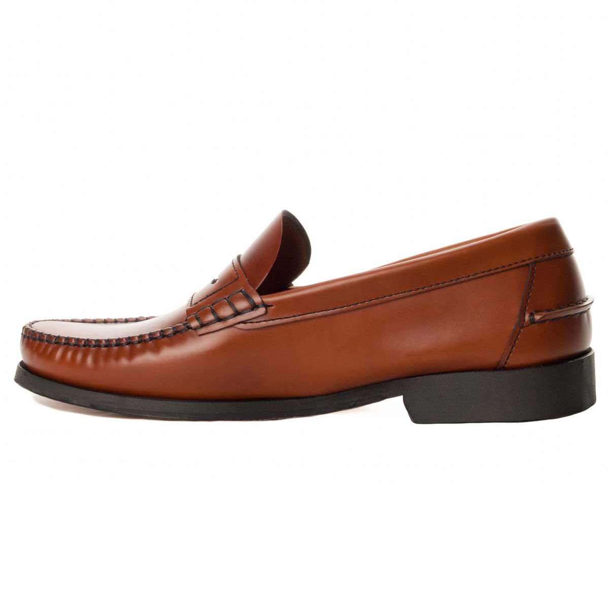 The Oxford shoes for men, provide a current style to the closet of all gentleman. It is an elegant and British-style footwear. In short, the Oxford is the gentleman's footwear par excellence that can not be missing in any closet as it combines very well with any dress, either a classic or more casual style. It is a moccasin with antifaz, and stitched floor, elegance is its greater detail, 100% natural skin. Made in Spain.