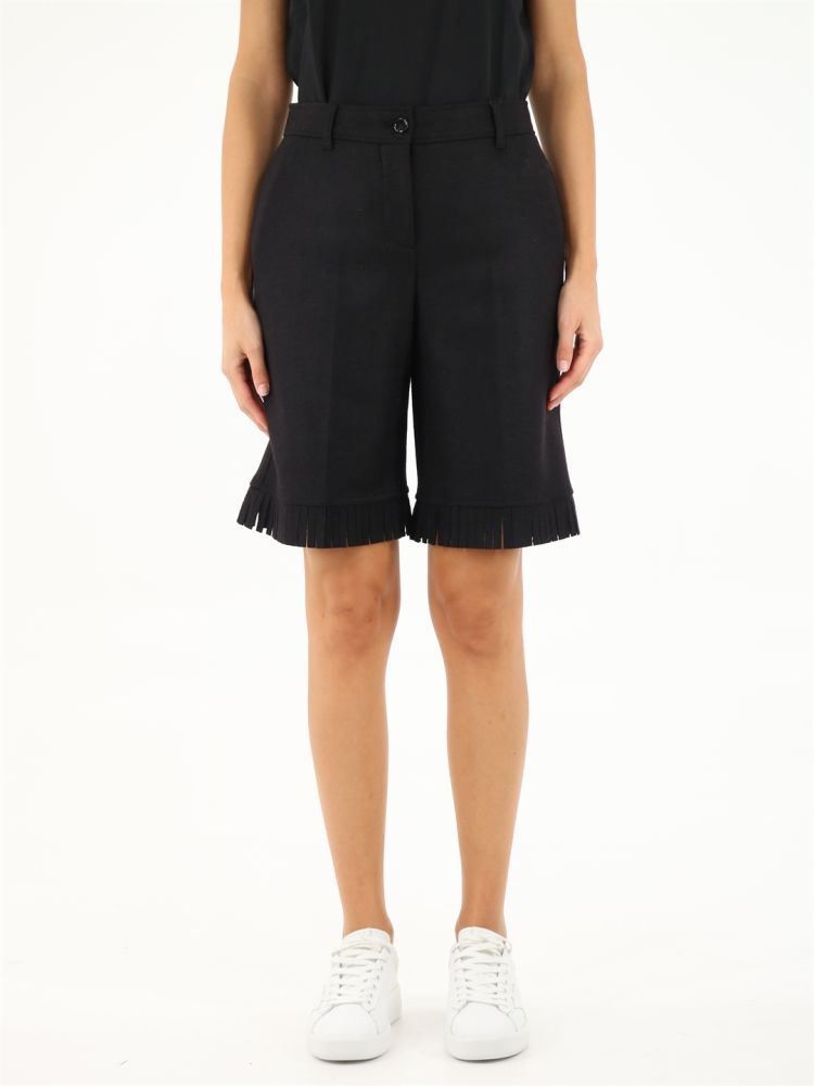 Black shorts made of wool with fringed hem detail. They feature two side pockets, front zip and button closure, belt loops and two back pockets.The model is 178 cm tall and wears a size 6/38 IT