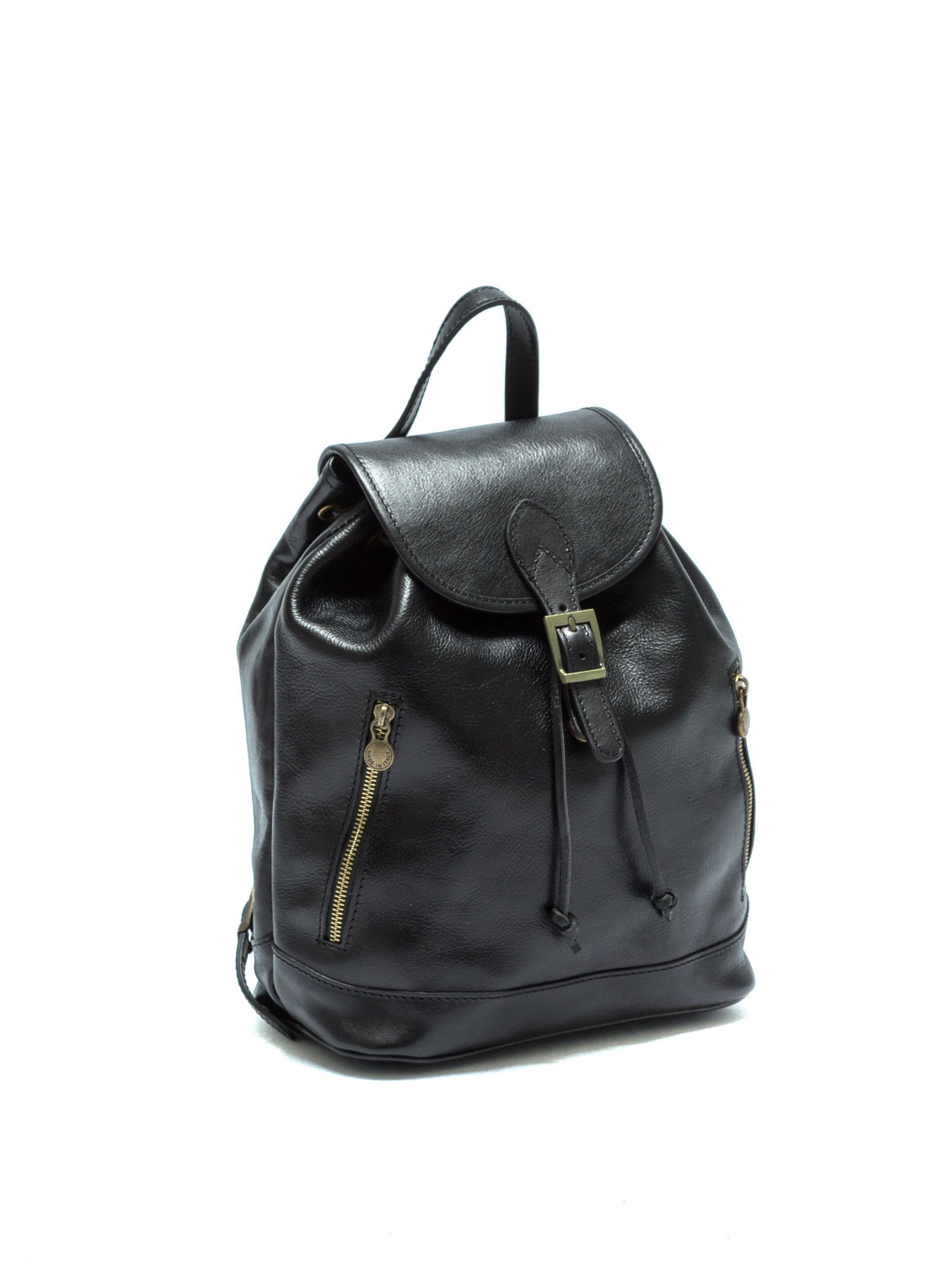 Backpack
Flap over with buckle closure
Drawstrings closure
Interior zip pocket
Adjustable shoulder straps
Composition: 100% cow leather
Brand metal plate
Dimensions (M): 32x36x14cm