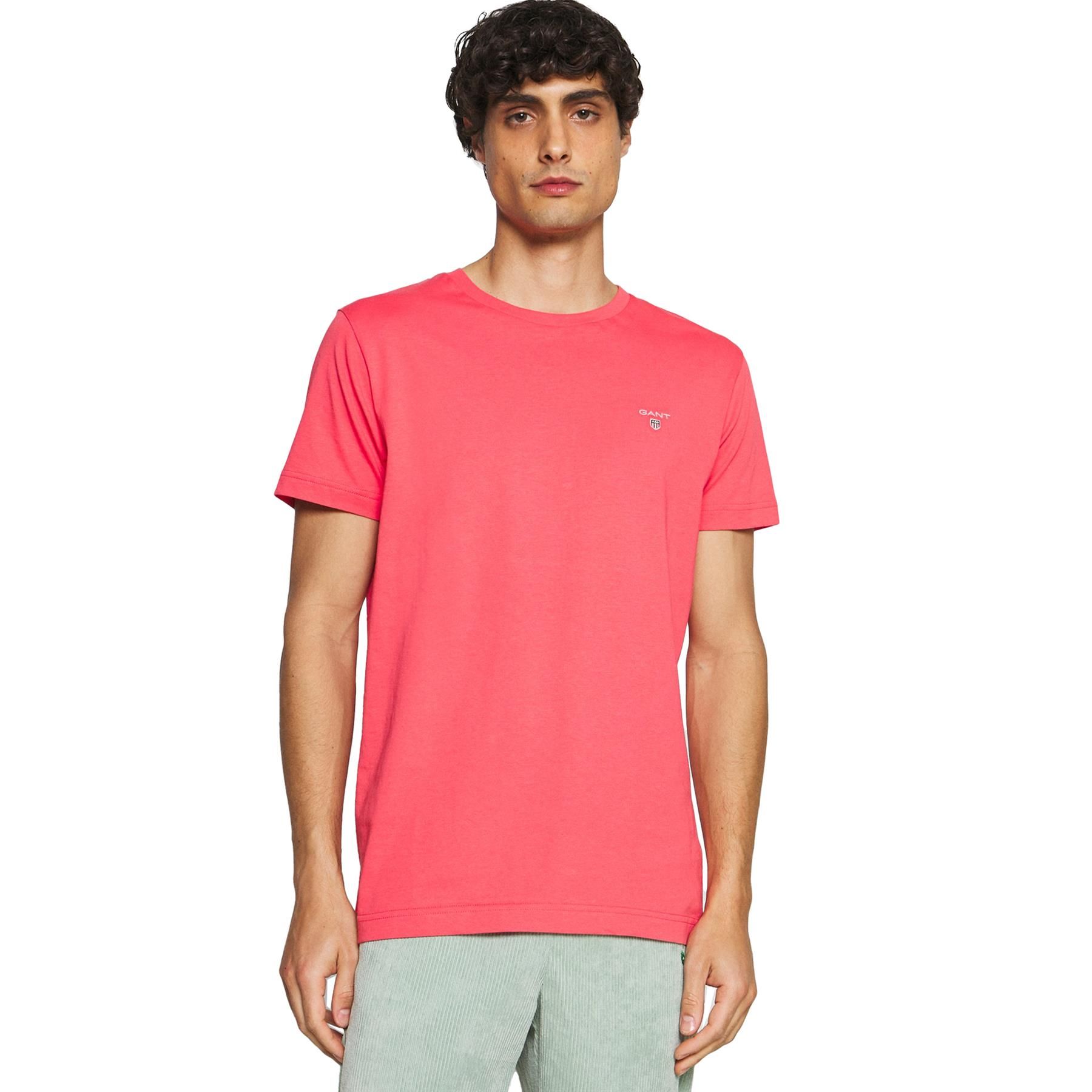 These Original Mens Designer Gant T-Shirts feature the brands classic Logo and a Crew Neckline. Crafted With 100% Cotton, these Lightweight and breathable Regular Fit T-shirts are Machine Washable.