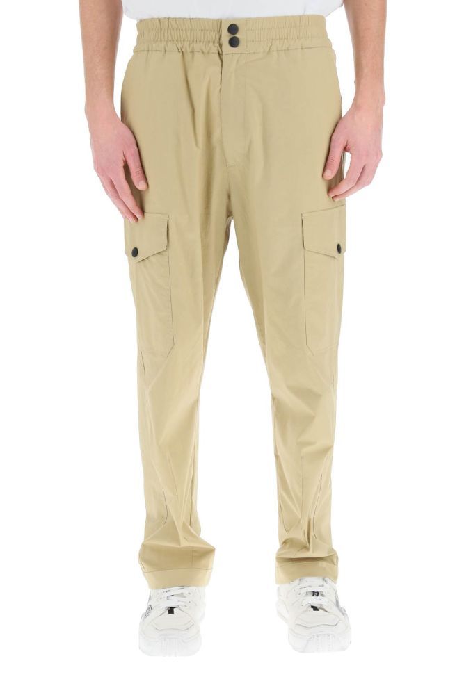 MSGM cargo pants in lightweight stretch cotton gabardine, featuring a straight cut with ergonomic curvature at the knees. Side slash pockets, two cargo pockets, a rear patch pocket with studded flap. Elasticated waist, closure with zip fly and two snaps. Flag logo label sewn on the back pocket. The model is 187 cm tall and wears a size IT 48.