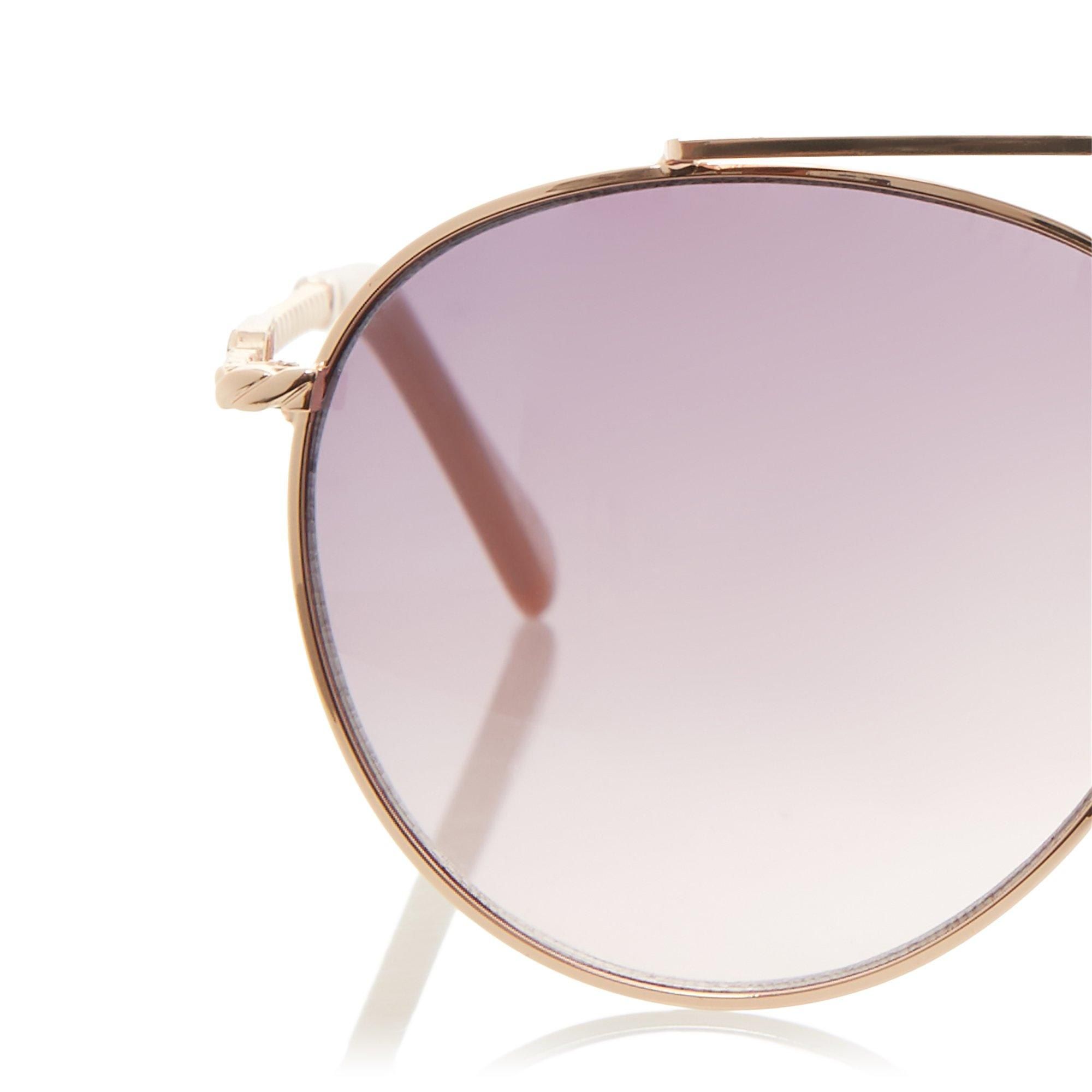 Complete your summer edits with these aviator sunglasses. With chic twisted metal arms that feature a signature brand detail. The lenses display a light smoke finish.