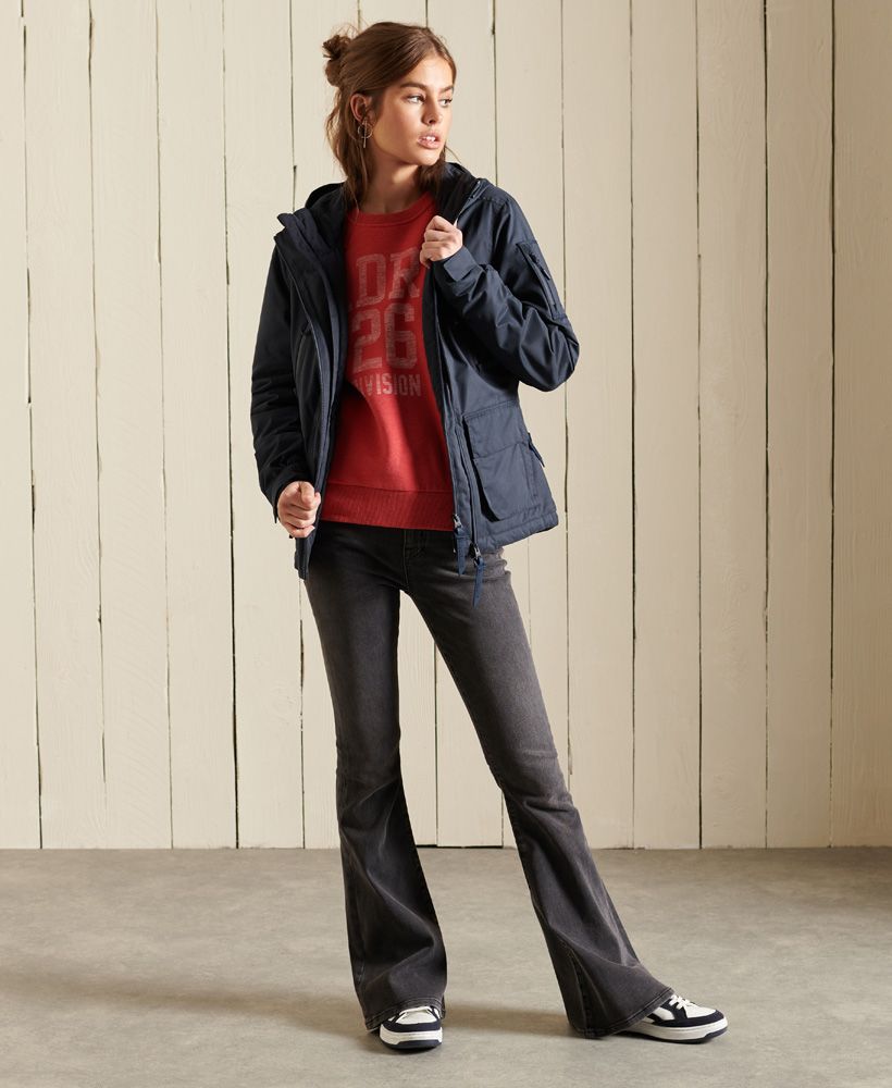 Wrap up and protect yourself from the harsh outdoor elements with our Ultimate Microfibre SD-Windcheater jacket. Functional, practical and adjustable, it's been designed with your needs in mind. Its microfibre material is soft-touch and elevates the comfort of this jacket.Slim fit – designed to fit closer to the body for a more tailored lookBungee cord adjustable hoodDouble layer, two-way zip fasteningStormseal external zipsRubberised zip pullersSeven pocket designHook and loop adjustable cuffsBungee cord adjustable hemDiamond quilt liningMicro-fleece lined inner collarRubberised Superdry logo
