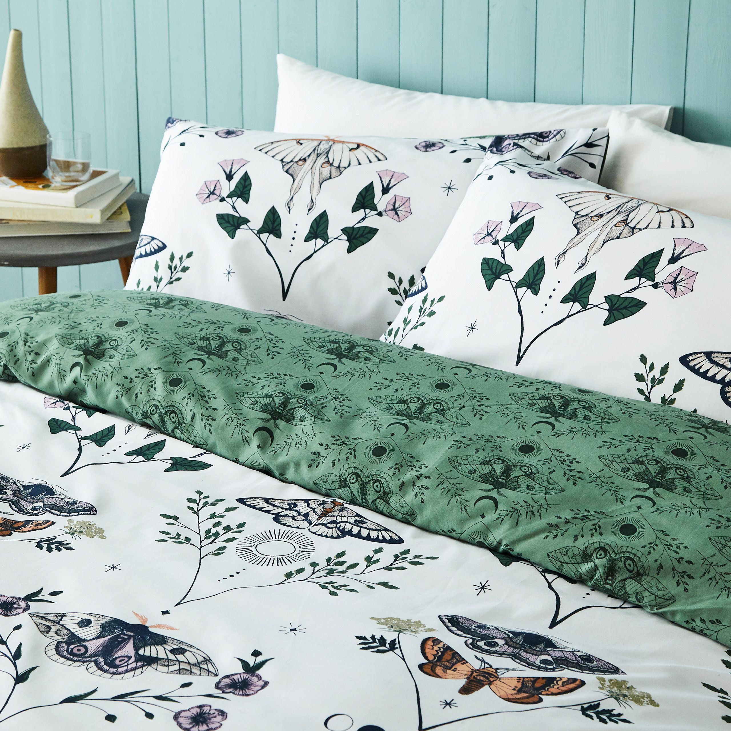 Glide through the Madagascan air with the Chrysirida Duvet Cover Set. The reverse features a complementing colour with matching design for an alternative look when you need it.