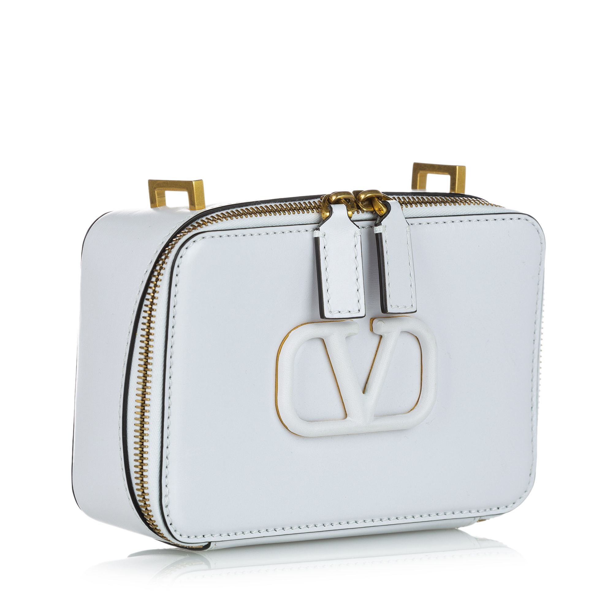 VINTAGE. RRP AS NEW. The VSling crossbody bag features a leather body, a flat leather strap, and a zip around closure .Exterior Front Cracked, Scratched. 

Dimensions:
Length 12cm
Width 18cm
Depth 6cm
Shoulder Drop 55cm

Original Accessories: Dust Bag, Authenticity Card

Color: White x Ivory
Material: Leather x Calf
Country of Origin: Italy
Boutique Reference: SSU115348K1342


Product Rating: GoodCondition