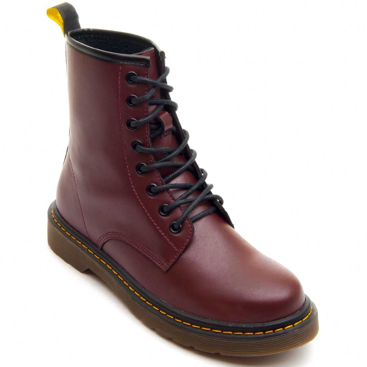 Are you one of those who like the original essence? Well with the strange martinace. Both in its Bordeaux and Black version is ideal thanks to follow the original line of material tones and seams of yellow thread and brown caramel floor. No doubt you will achieve a very radical and personal style with a boot like this. Easy to clean the floor is non-slip. Comfortable Hormo. Previous and posterior buttresses with rear pull to facilitate stroke. Collection by Azarey.