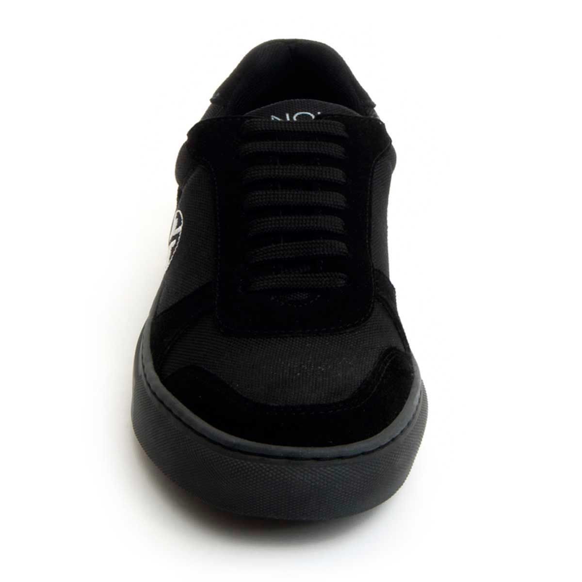 Collection capsule by pronoia. Perfect Sneaker for a fur man. Fine thread, no buttonhole. It brings anterior and back buttock and comes doubly sewn, giving it greater quality and resistance to the shoe. Hormo comfort and easy-to-clean material. Interior and leather plant without chrome 6. Quilted template. Flexible floor and rubber sole with grip, to avoid slides. Surely you will be successful with this model, if you want to give a sport and special touch to your look. 100% skin of the best quality. Made in Spain.