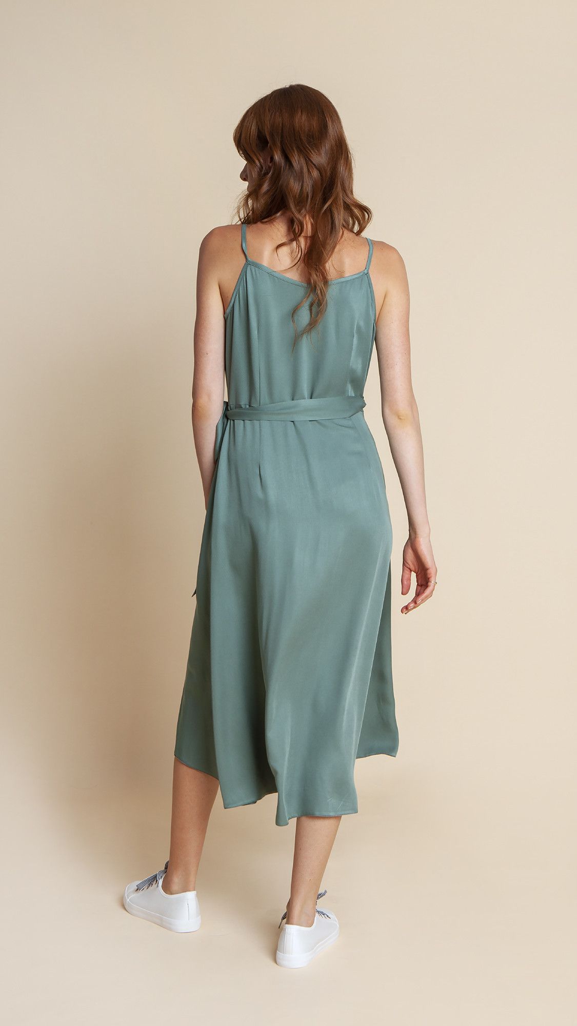Blanca is: a dress with shoulder straps with an envelope cut and midi length. It has a belt that you can adjust the waist size. It is slightly flared below the hip line, it has hidden pockets. It was made of high-quality viscose in powder pink, pastel green, black and white with floral prints. Airy and incredibly feminine.