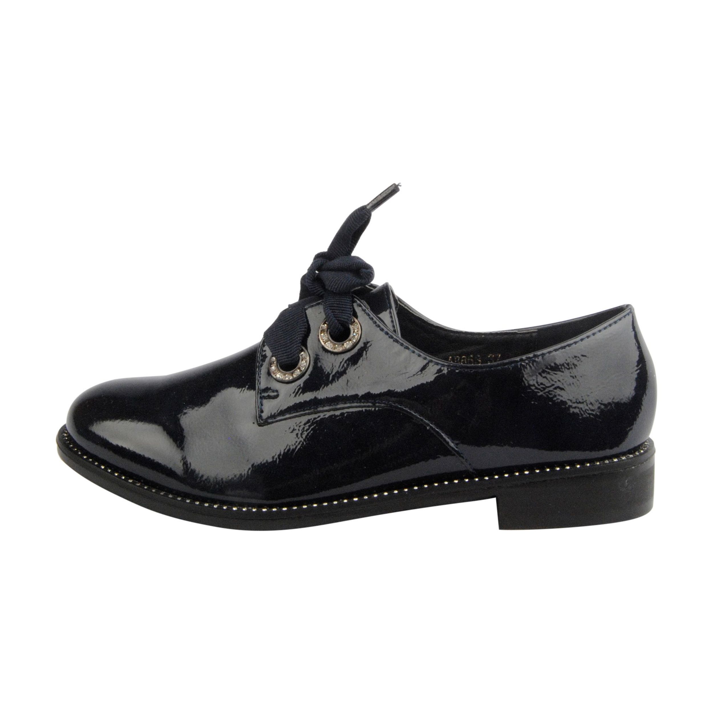 Lace Oxford Shoe and details in the eyelets. Anti-slip rubber floor. Interior exterior and template of synthetic material.
