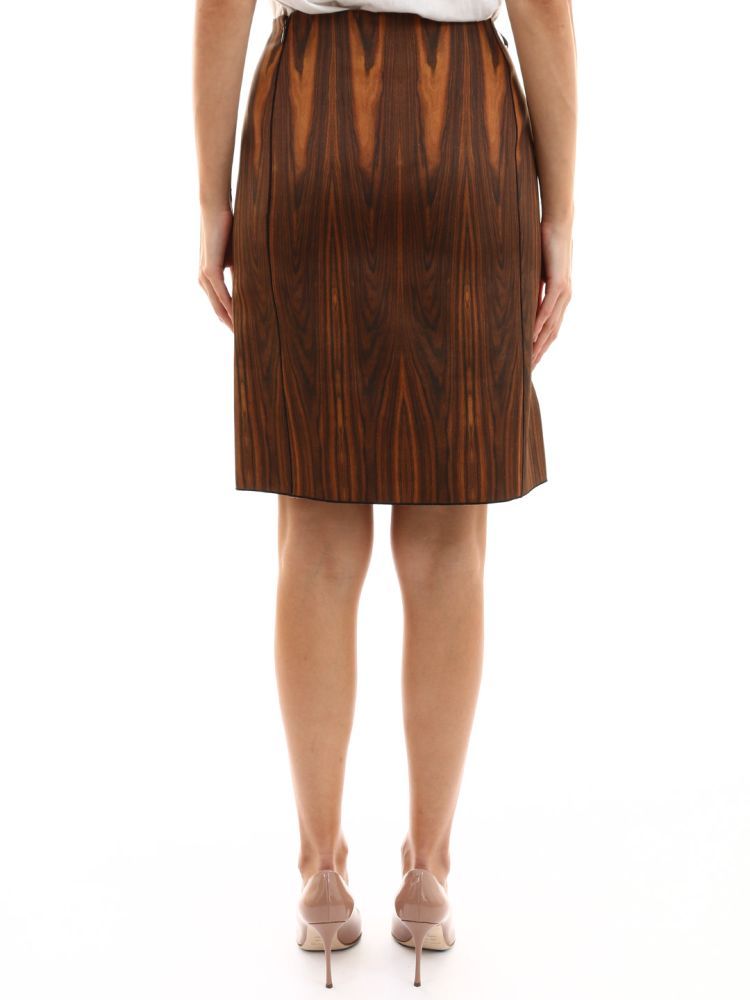 Brown wood effect skirt. Long above the knee, with zip closure.The model is 1.78 tall and wears size S / 40IT / 26US / 36FR / 8UK