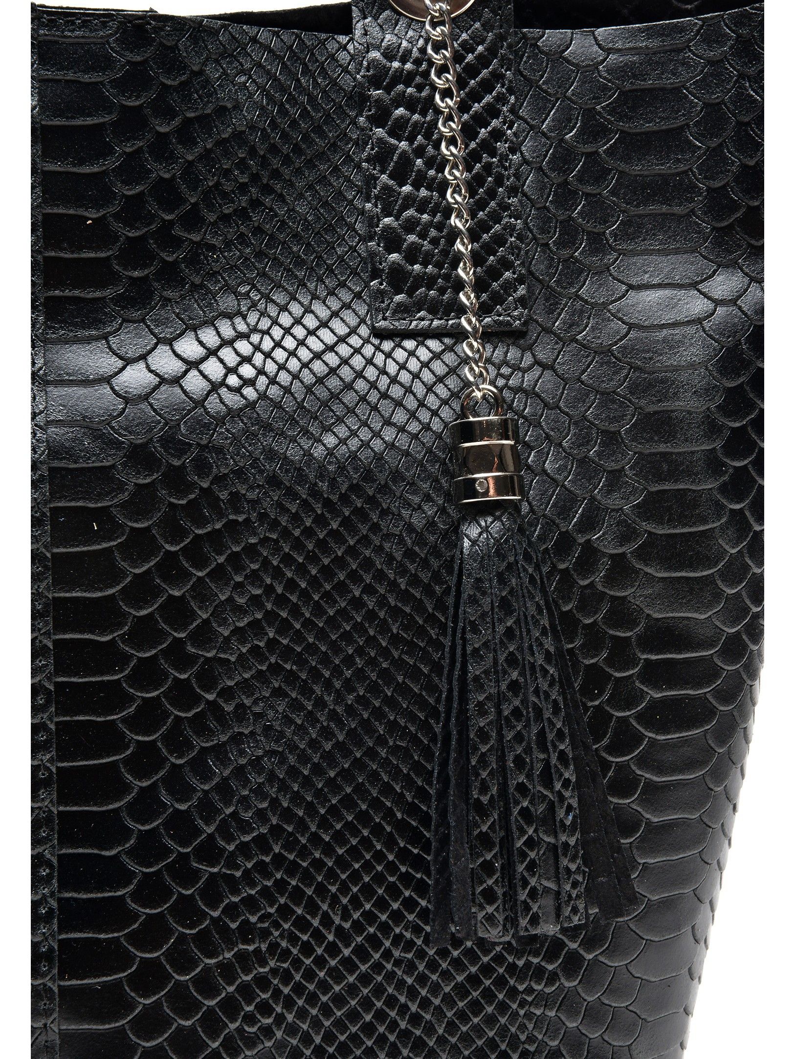 Handbag
100% cow leather
Top magnetic closure
Phone compartment
Tassel detail
Dimensions (L):34x42x19 cm
Handle: 51 cm
Shoulder strap: /