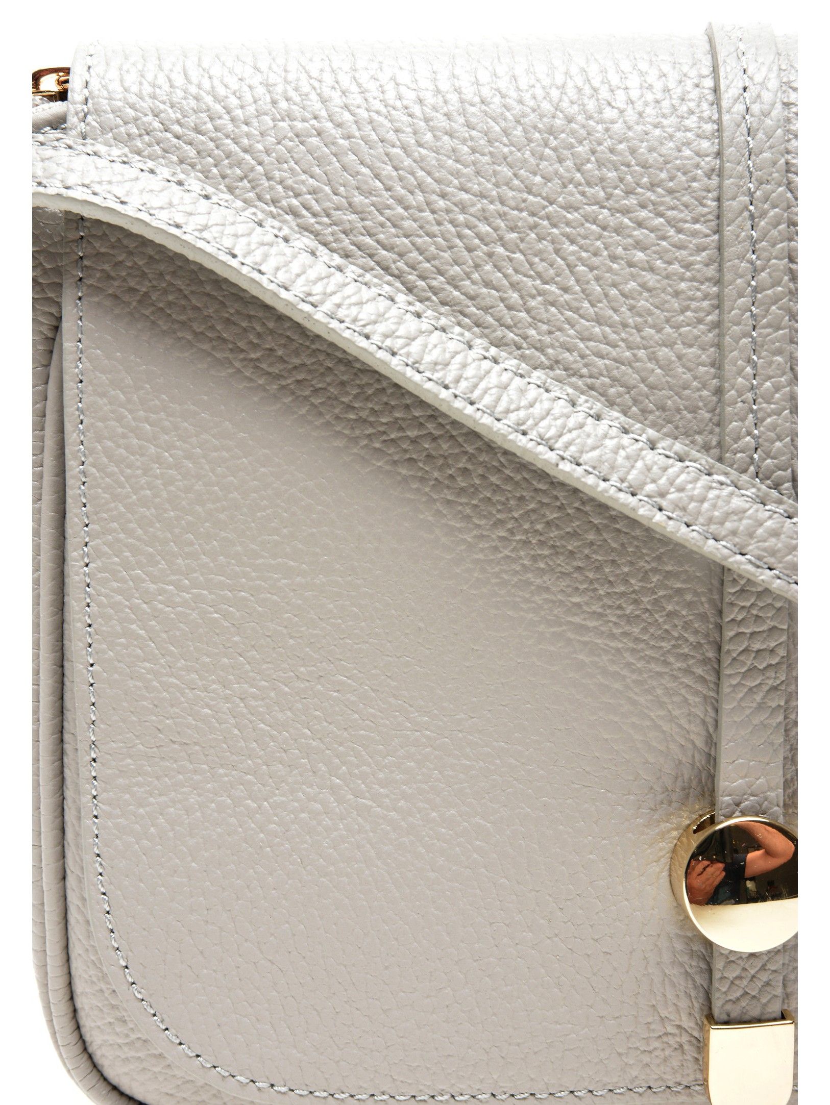 Shoulder Bag
100% cow leather
Flap over closure with internal zip
Internal zip pocket
Back zip pocket
Detachable shoulder strap: 120 cm
Dimensions (L): 21x25x6cm