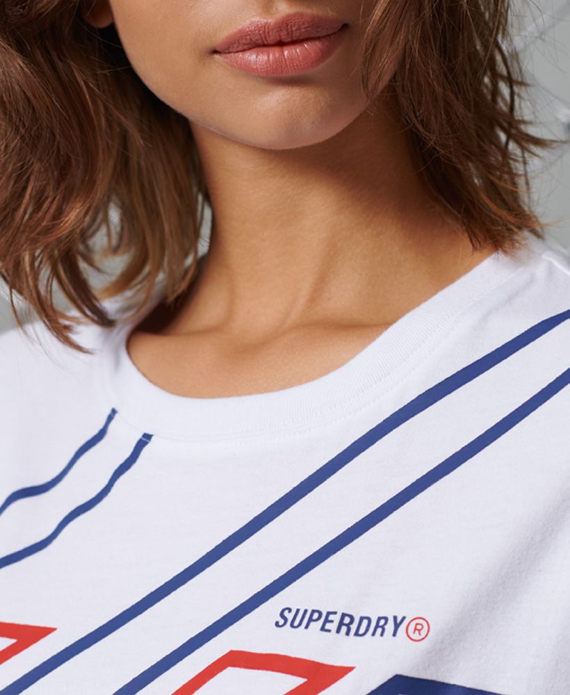 Perfect for a post workout sports bra cover up, the Sportstyle T-shirt features a cropped design, all over striped print and a signature logo badge.Relaxed fit – the classic Superdry fit. Not too slim, not too loose, just right. Go for your normal sizeCropped designRibbed crew necklineAll over striped printShort sleevesSignature logo badge