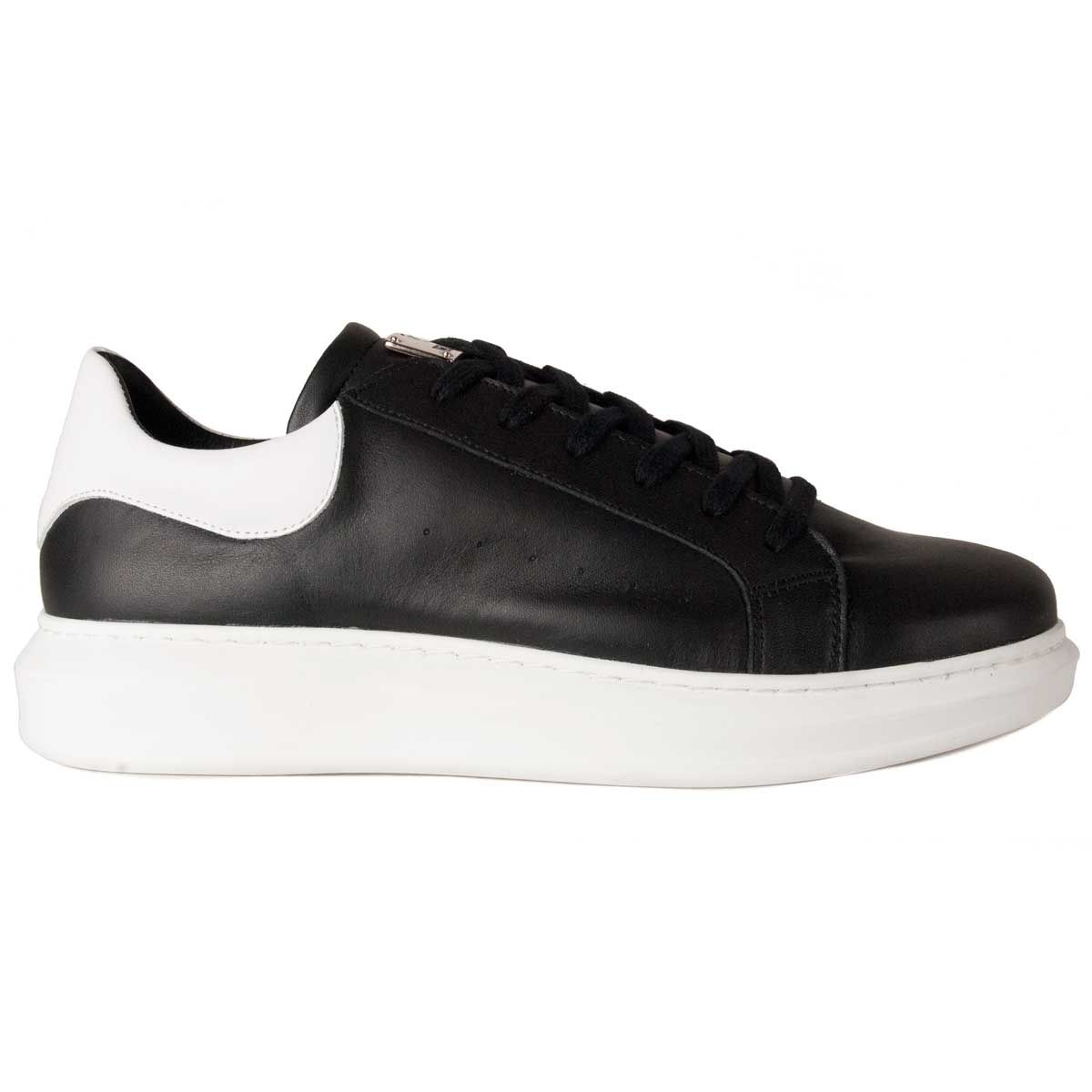 Sneaker low, black skin with white heel. Thermoformed template. White rubber sole.