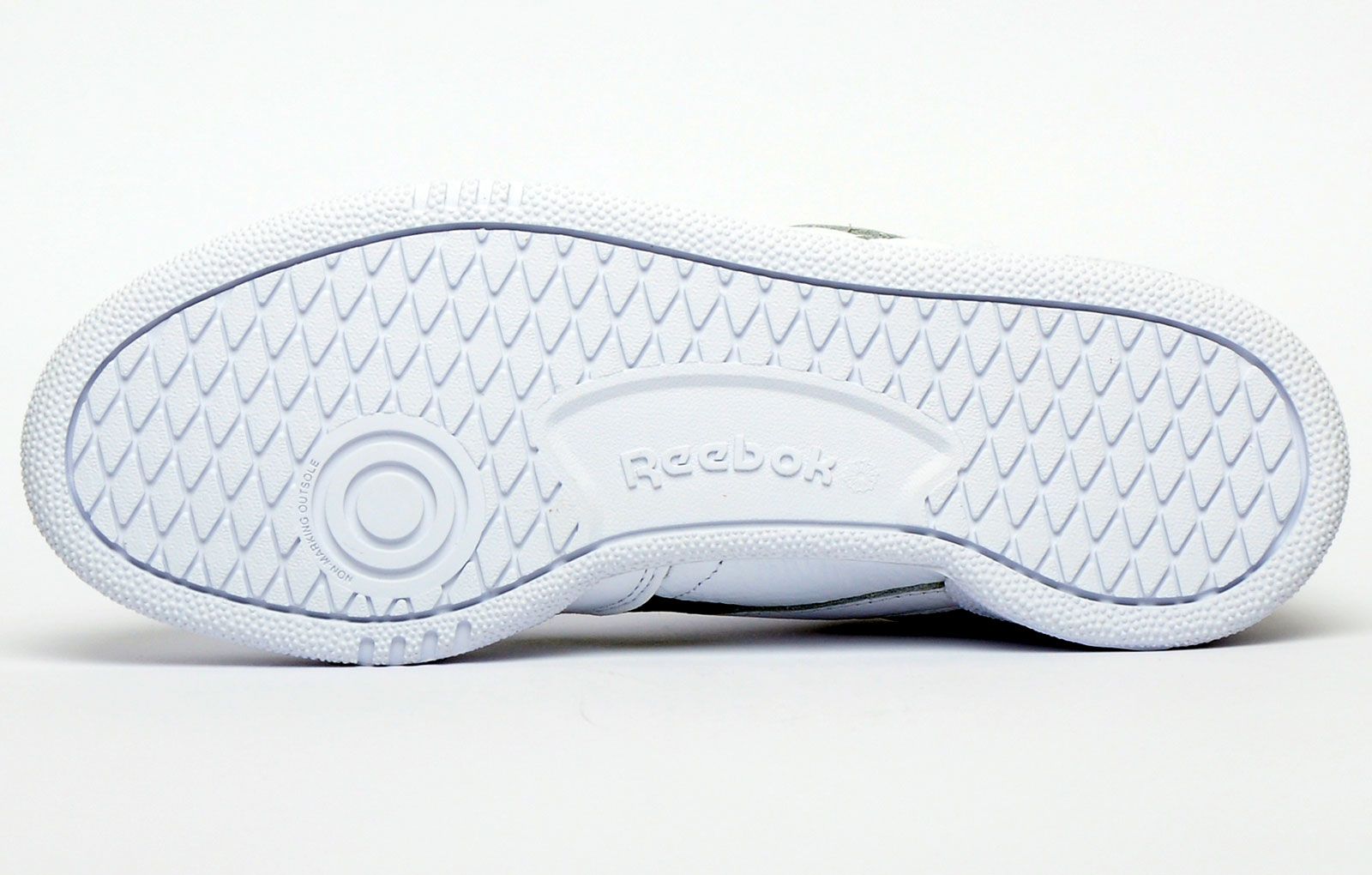 Reebok heeft deze premium leren sneaker ontworpen met overlays die superieure stabiliteit en bewegingscontrole over de hele voet bieden.