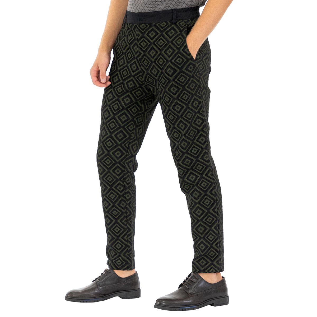 Emporio Armani 6Z1P6R1J2HZ-F047-XXL Fall in love with the patten of these pants, which will add an extra touch to your elegant looks.