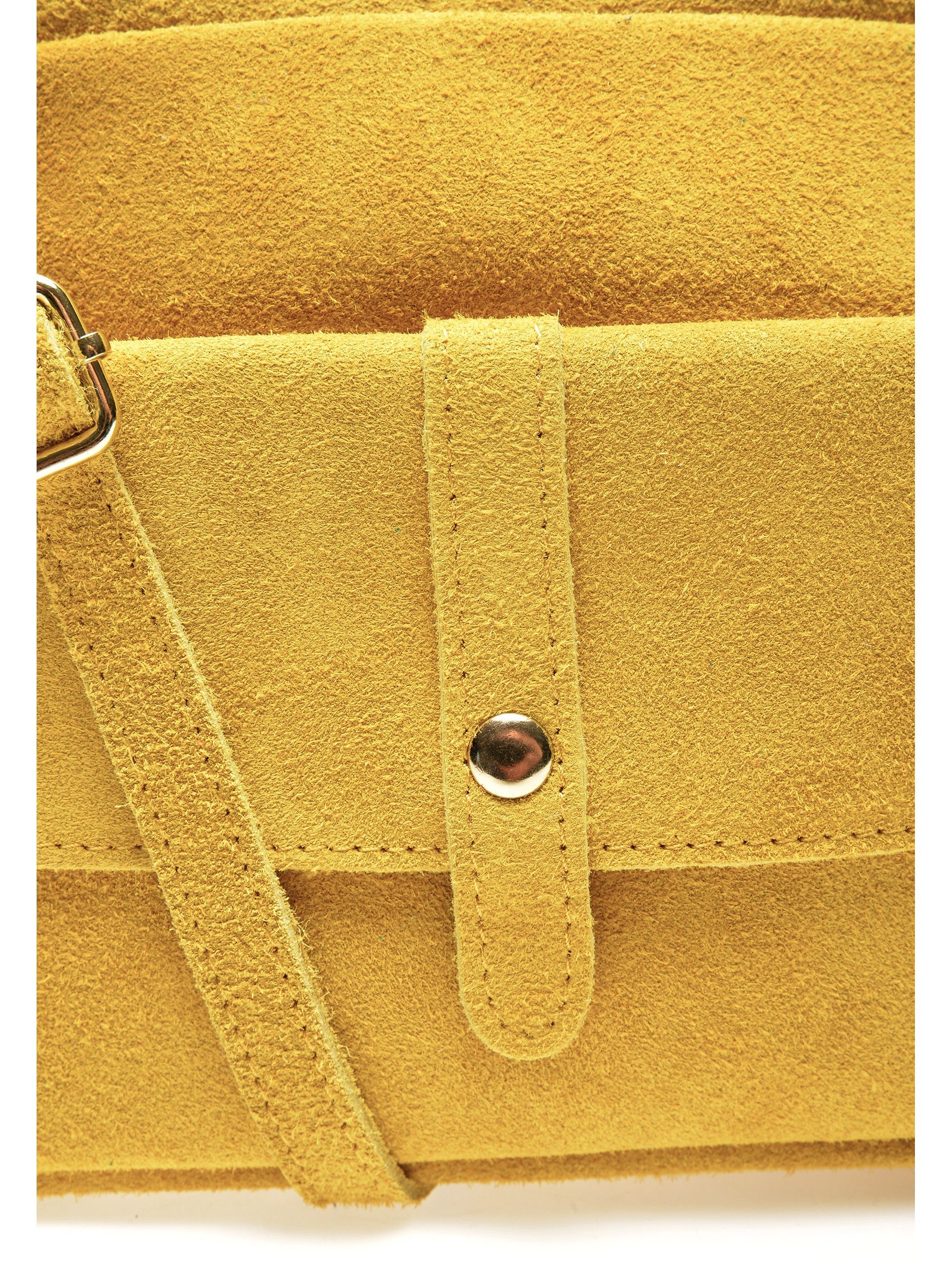 Shoulder bag
100% suede
Top zip closure
Inner zip pocket
Front button pocket
Dimensions (L): 19x24x9 cm
Handle: /
Shoulder strap: 120 cm adjustable