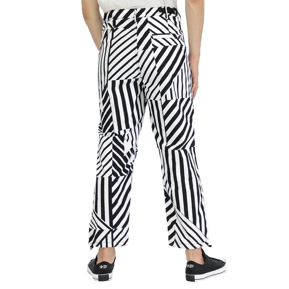 Emporio Armani 3Z1P961NRHZ-F135-46 Fall in love with the geometric pattern of these pants, which will give an extra touch to your casual outfit.