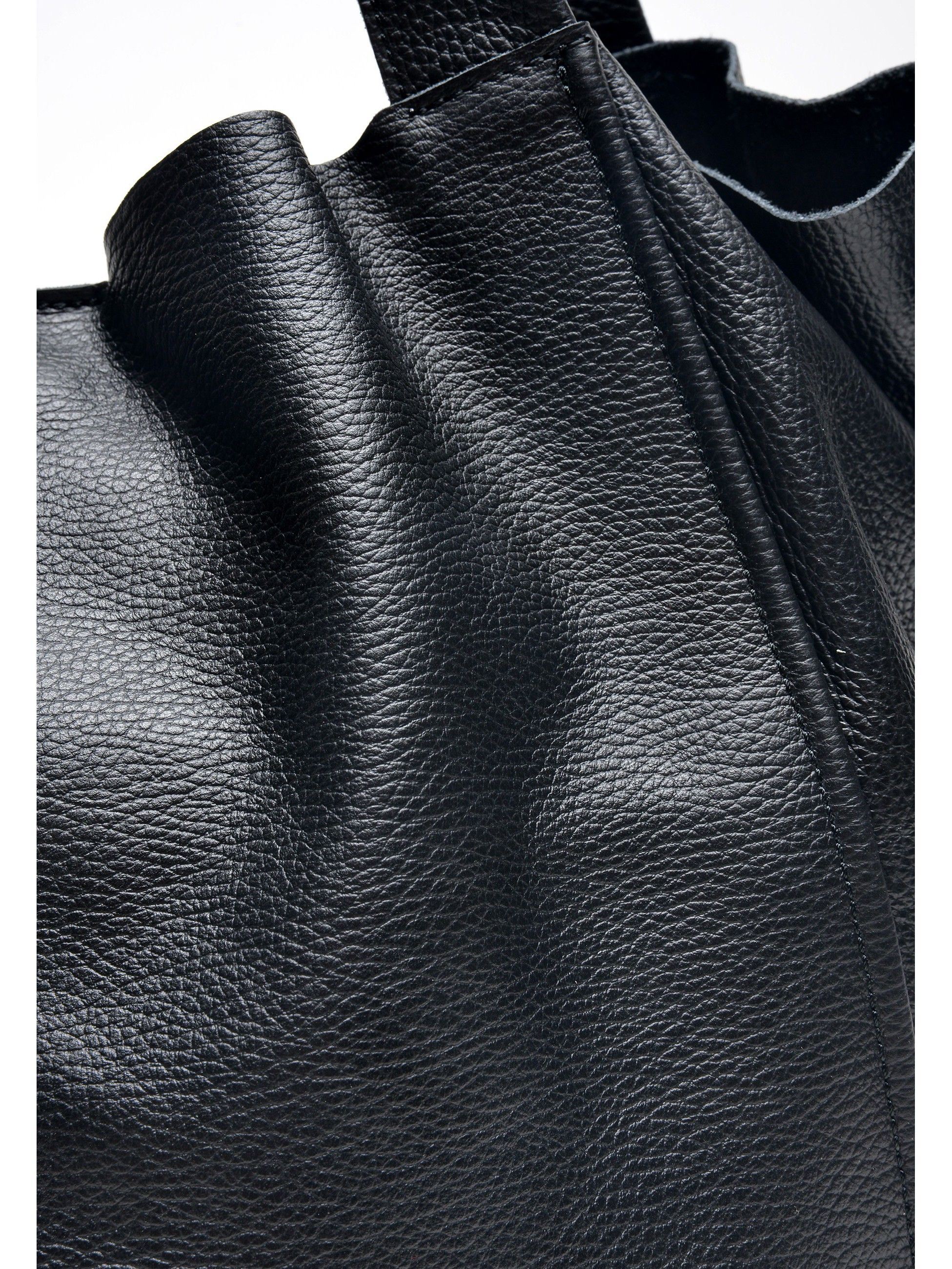 Tote Bag
100% cow leather
Drawstring closure
Inner zipped purse
Front pocket
Dimensions (L):38x54x19cm
Handle: 52 cm non adjustable
Shoulder strap: /