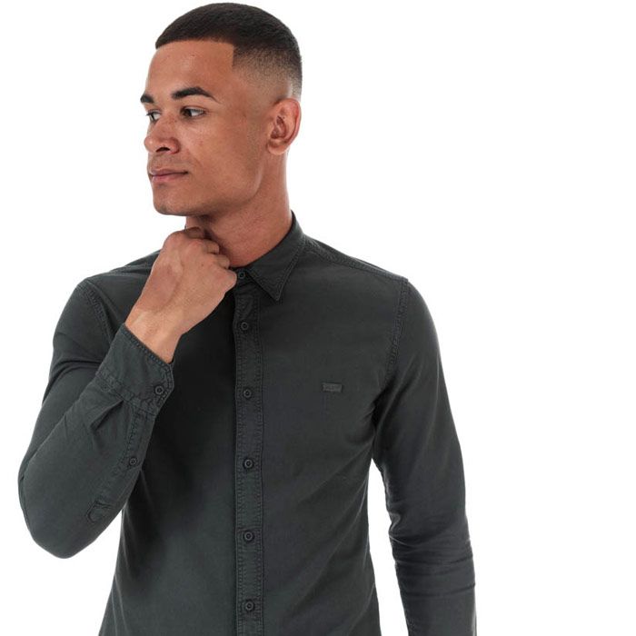 Mens Levi’s Slim Fit Long Sleeve Shirt in forged iron grey.<BR><BR>Classic collar.<BR>- Full button placket.<BR>- Long sleeves with double button cuffs.<BR>- Rounded hem.<BR>- Embroidered Levi’s housemark logo at left chest.<BR>- Slim fit.<BR>- 100% Cotton. Machine washable.<BR>- Ref: 86625-0000