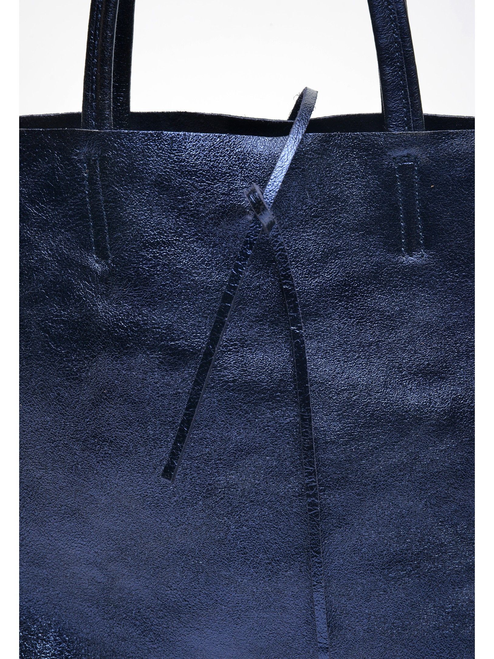 Shopper Bag
100% cow leather
Two top handles
Interior pocket
Dimensions(L): 37x41x12 cm