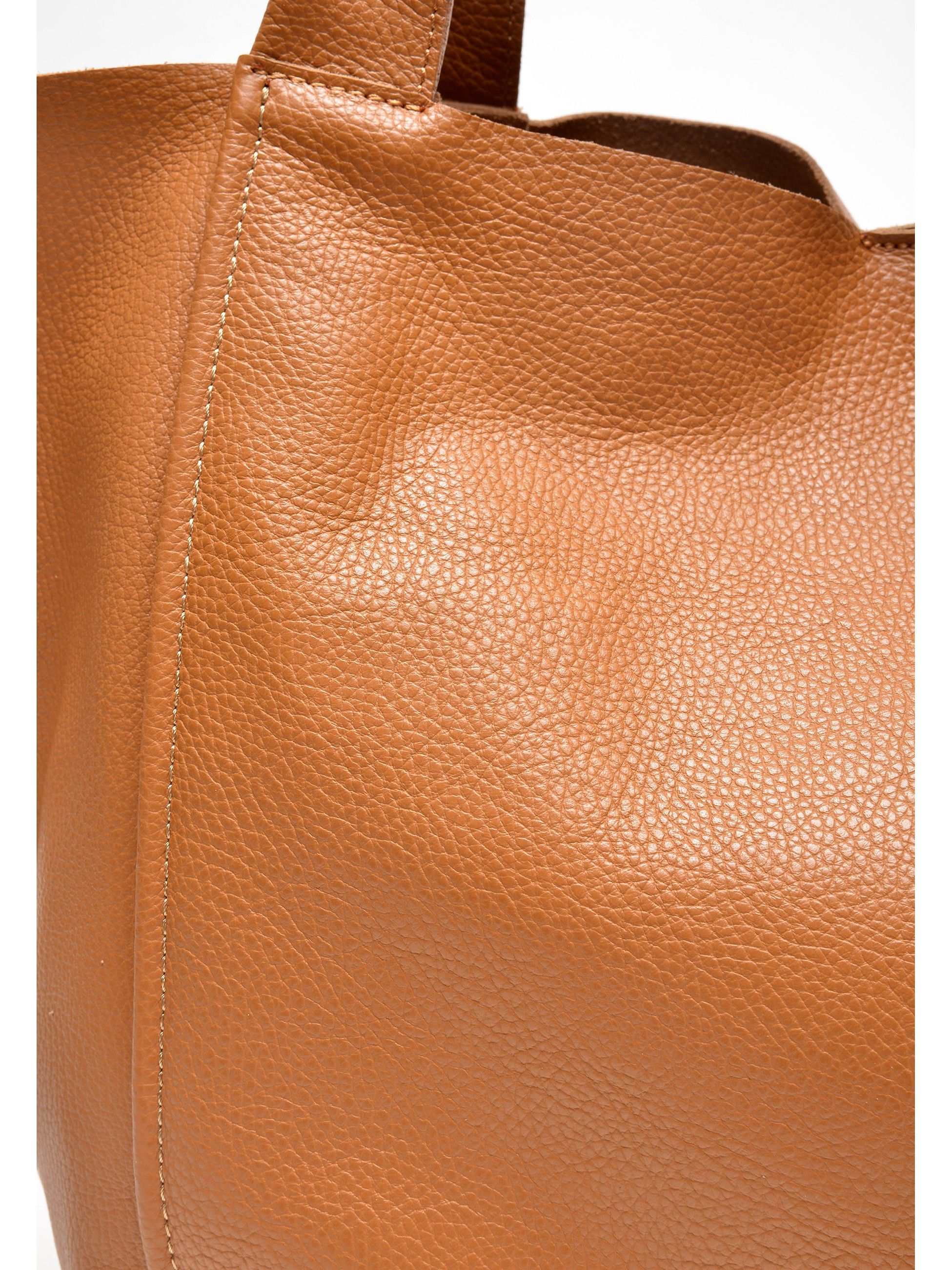 Tote Bag
100% cow leather
Drawstring closure
Inner zipped purse
Front pocket
Dimensions (L):38x54x19cm
Handle: 52 cm non adjustable
Shoulder strap: /