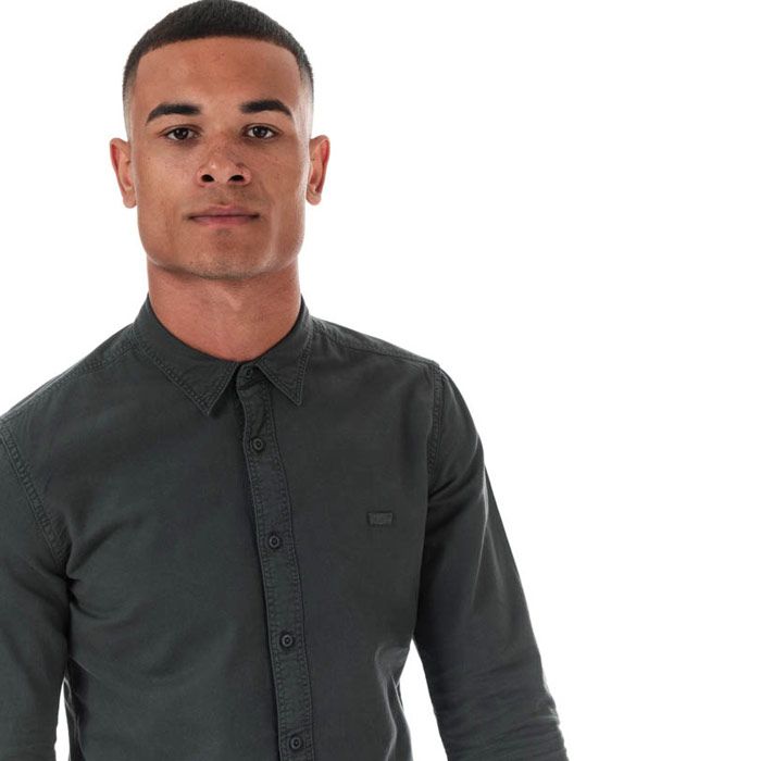 Mens Levi’s Slim Fit Long Sleeve Shirt in forged iron grey.<BR><BR>Classic collar.<BR>- Full button placket.<BR>- Long sleeves with double button cuffs.<BR>- Rounded hem.<BR>- Embroidered Levi’s housemark logo at left chest.<BR>- Slim fit.<BR>- 100% Cotton. Machine washable.<BR>- Ref: 86625-0000