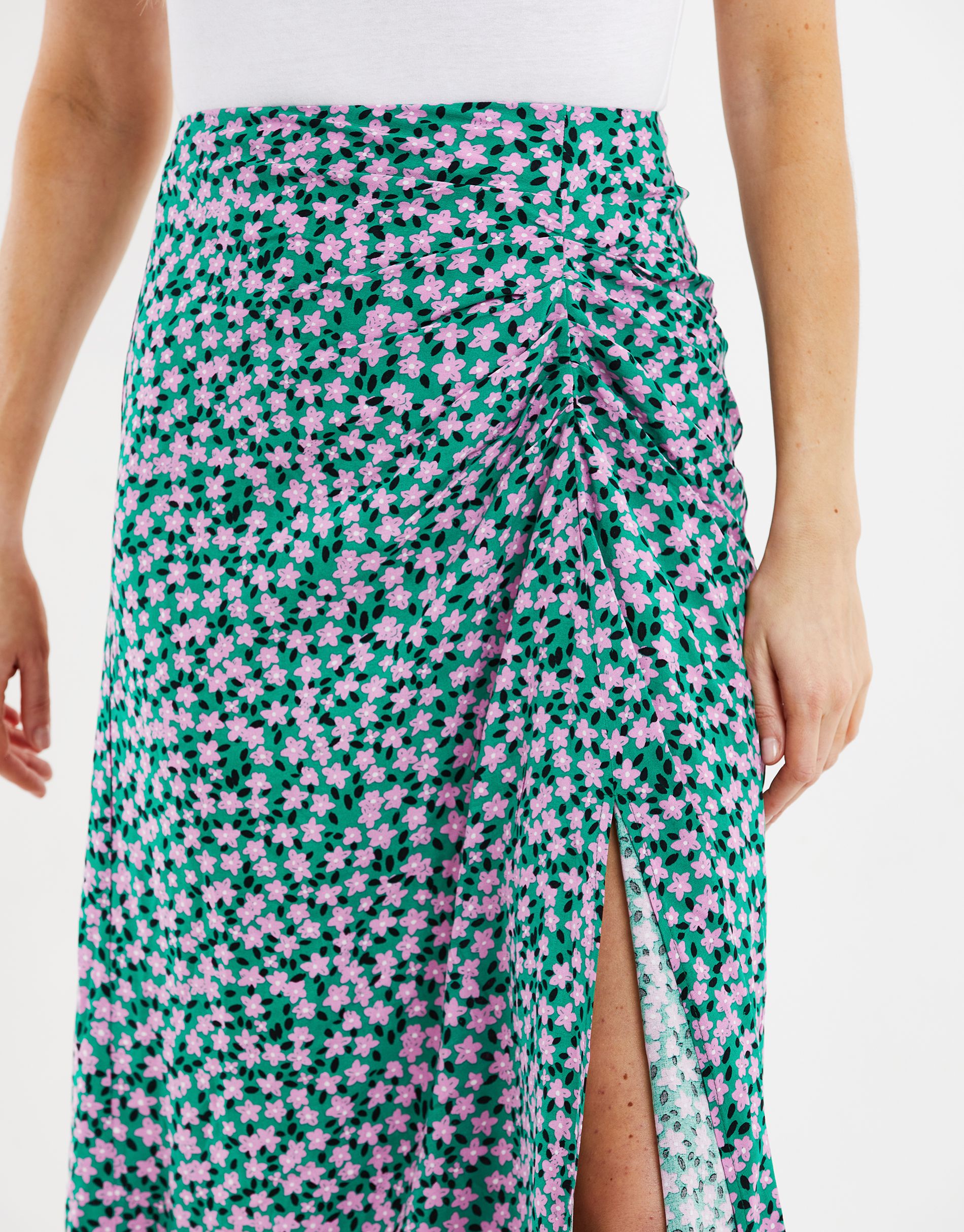 Elevate your spring/summer essentials with this ruched front midi skirt in a pretty green and pink floral print. With a concealed side zip fastening and split up the leg, this midi skirt hits the trends as well as being a versatile piece that you can experiement styling up or down.