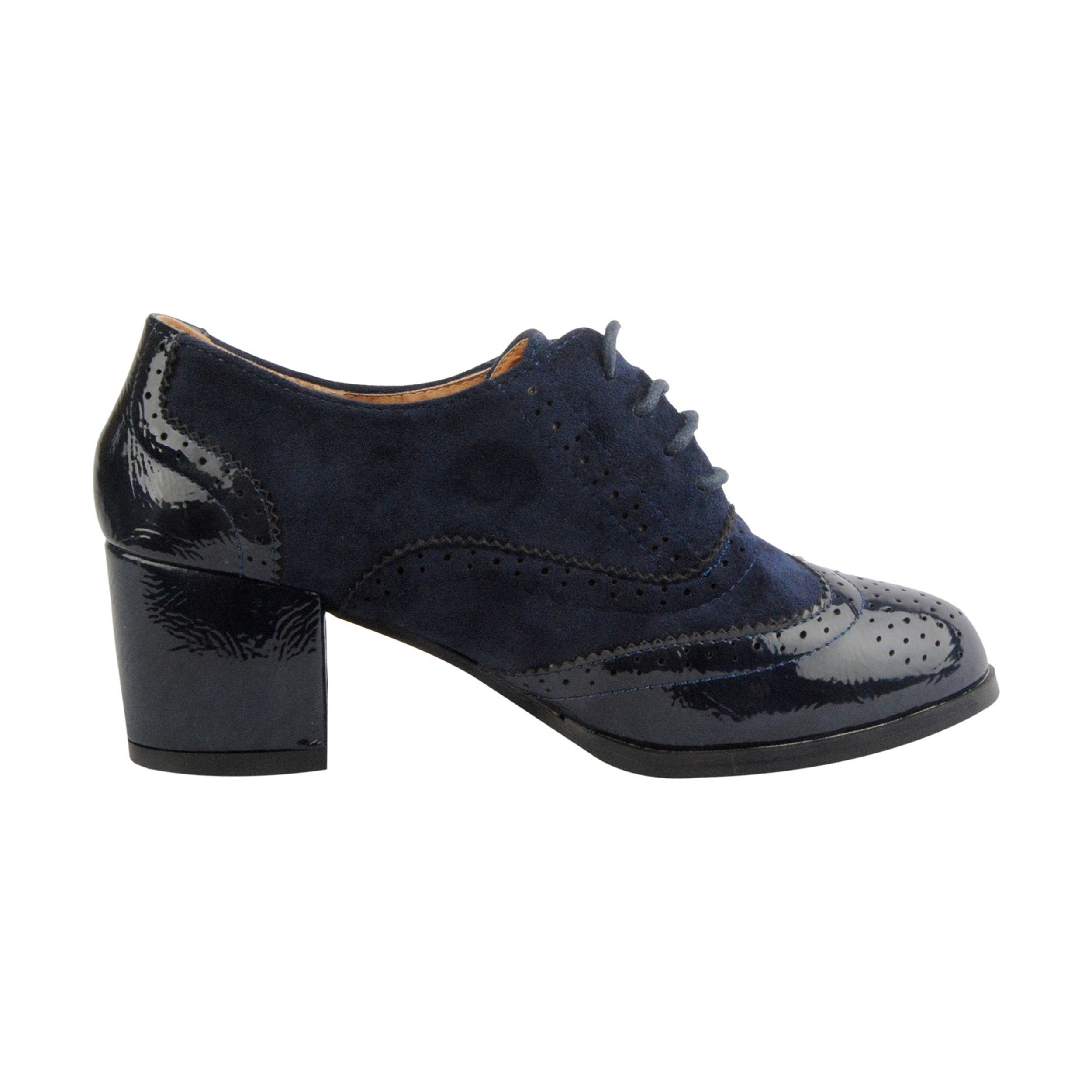 Oxford of wide and comfortable heels. Lace closure. Anti-slip rubber floor. Interior exterior and synthetic template.