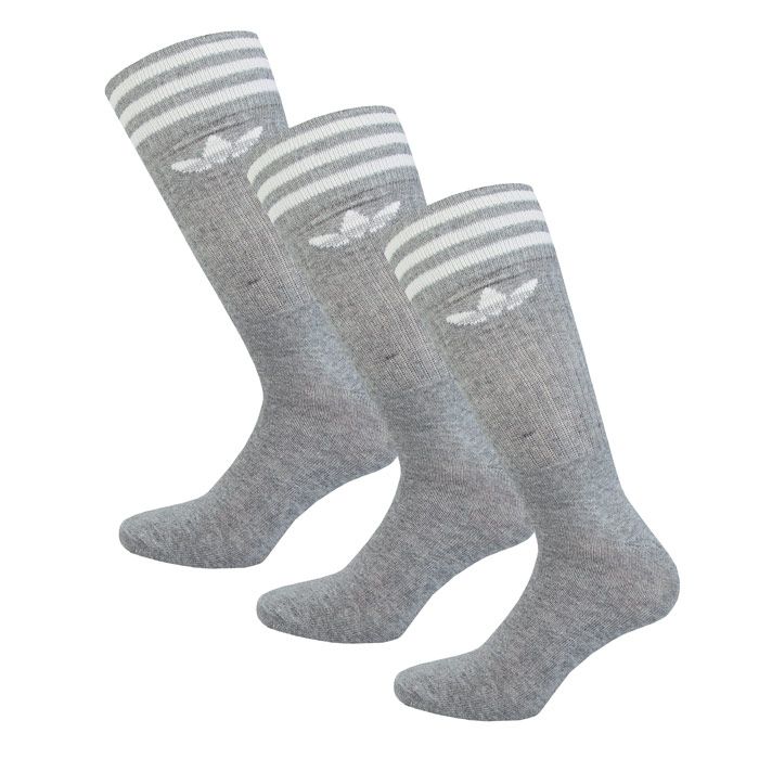 adidas Originals 3 Pack Socks in grey white.- Crew length.- Comfortable stretch cotton construction.- Ribbed with engineered 3-Stripes and Trefoil.- Half-cushioned footbed.- Three pairs per pack.- Slightly stretchy fabric.- 61% cotton - 21% polyester - 16% nylon - 2% elastane. Machine washable.- Ref: ED9361