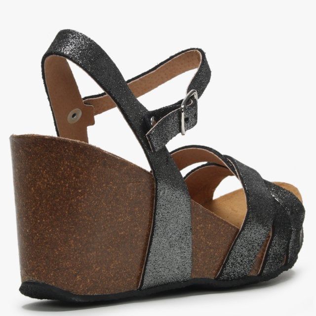 The Daniel Beverlywood Metallic Leather Wedge Sandals are part of the new season collection. Premium leather upper featuring a cross strap design. Adjustable ankle fastening with buckle fastening provides the perfect fit. High wedge with soft leather lining, cork base and rubber sole provides comfort. Signature Daniel branding is seen on the foot-bed. The durable rubber sole gives grip and ensures your Summer style will last and last.