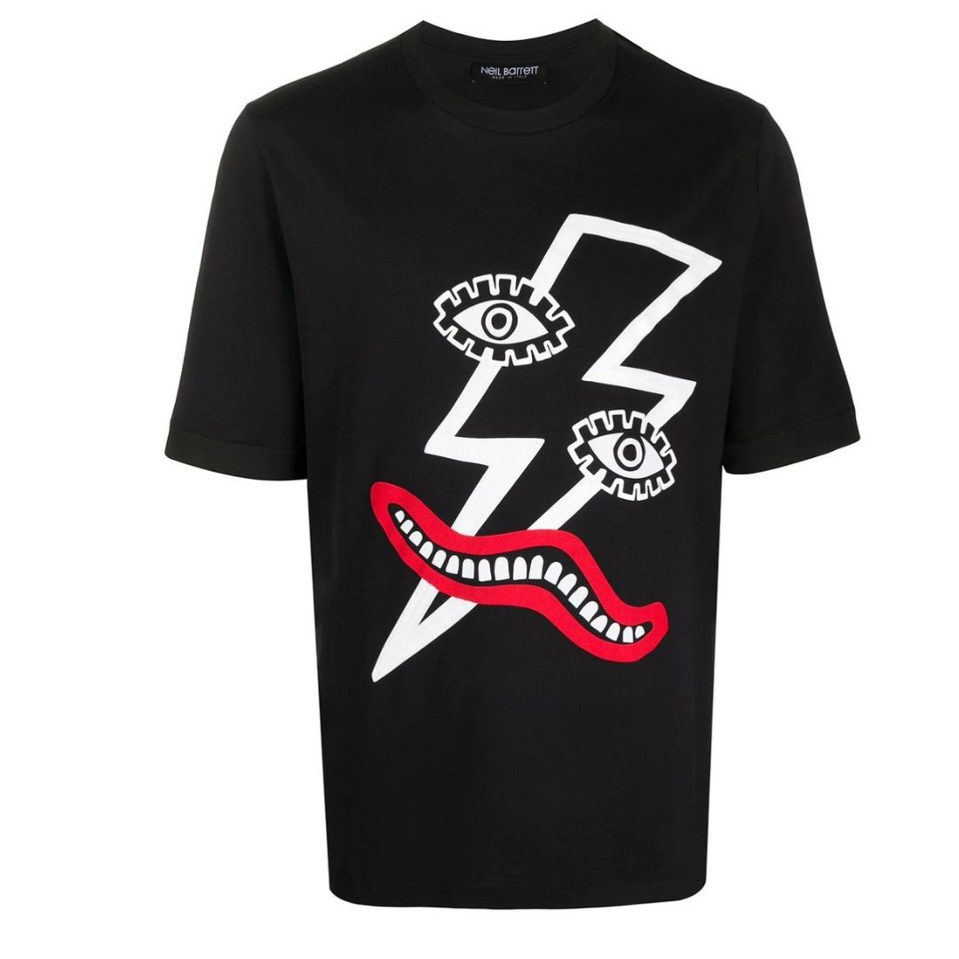 Neil Barrett Lightning Bolt Face Print Black Oversize Tee. Short Sleeved ThunderBolt Face Print Black T-Shirt. Loose Fit Style, Designed To Fit Large. Size Down For A More Regular Fit. 100% Cotton, Made In Italy. BJT733S N592S 1133