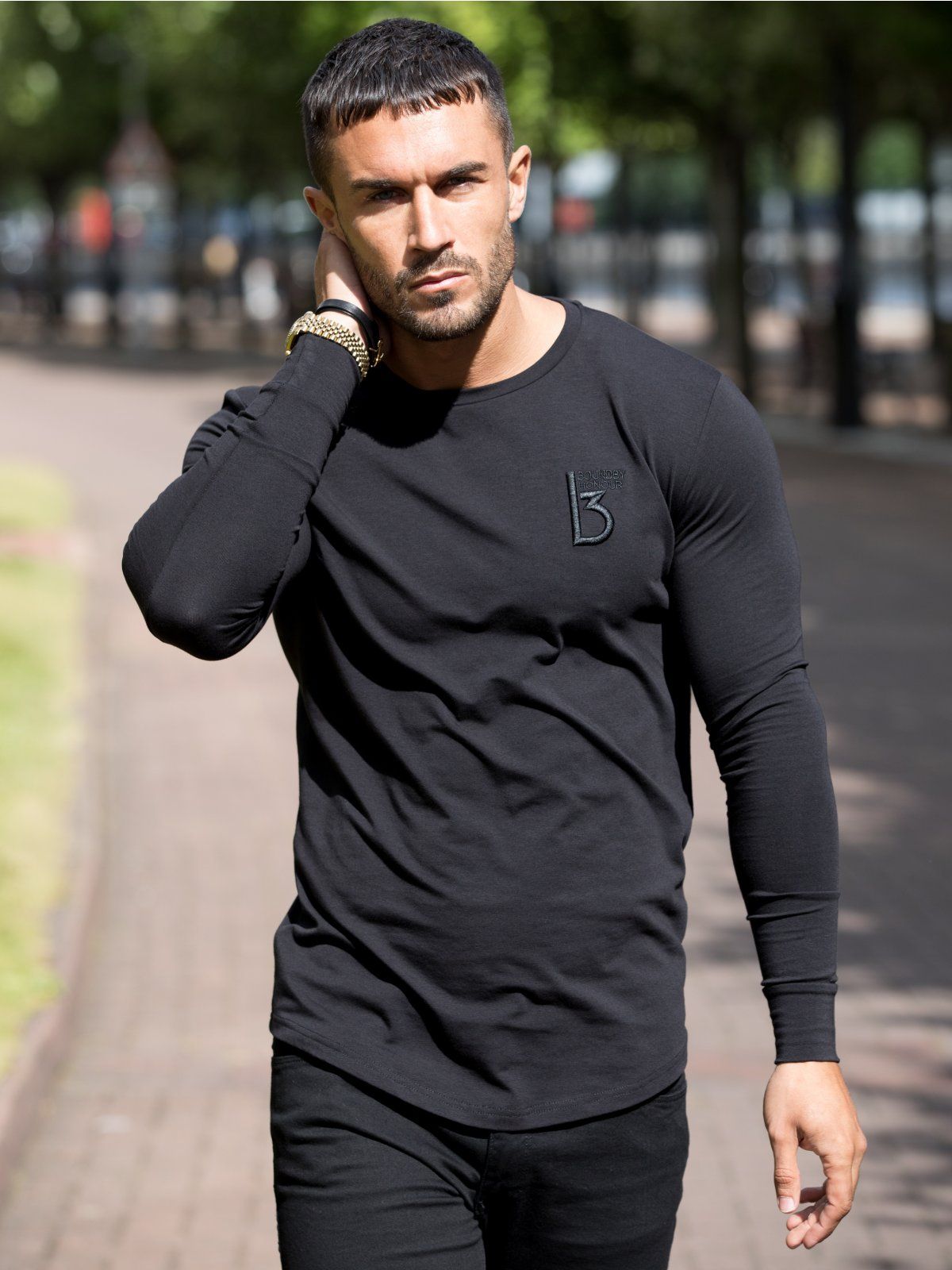 The bound by honour Absorb long sleeve T-shirt has been crafted primarily from cotton with a touch of Lycra. Detailed with the BBH/DSRY embroidery on the chest, the T-shirt adds style and comfort to your casual wardrobe.