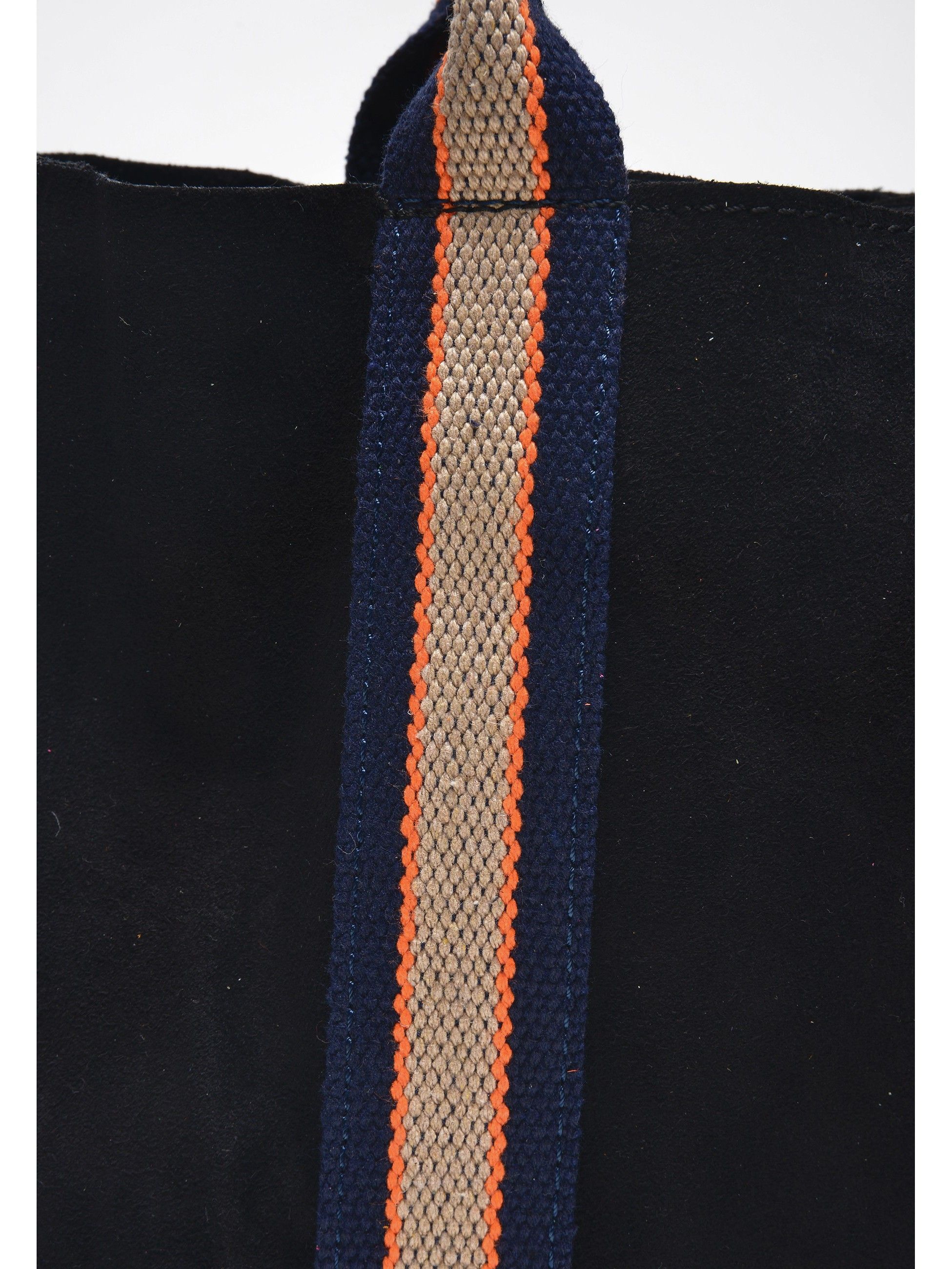 Top Handle Bag
100% suede
Top zip closure
Inner zip pocket
Dimensions (L): 28x36.5x11 cm
Handle: 43 cm
Shoulder strap: /