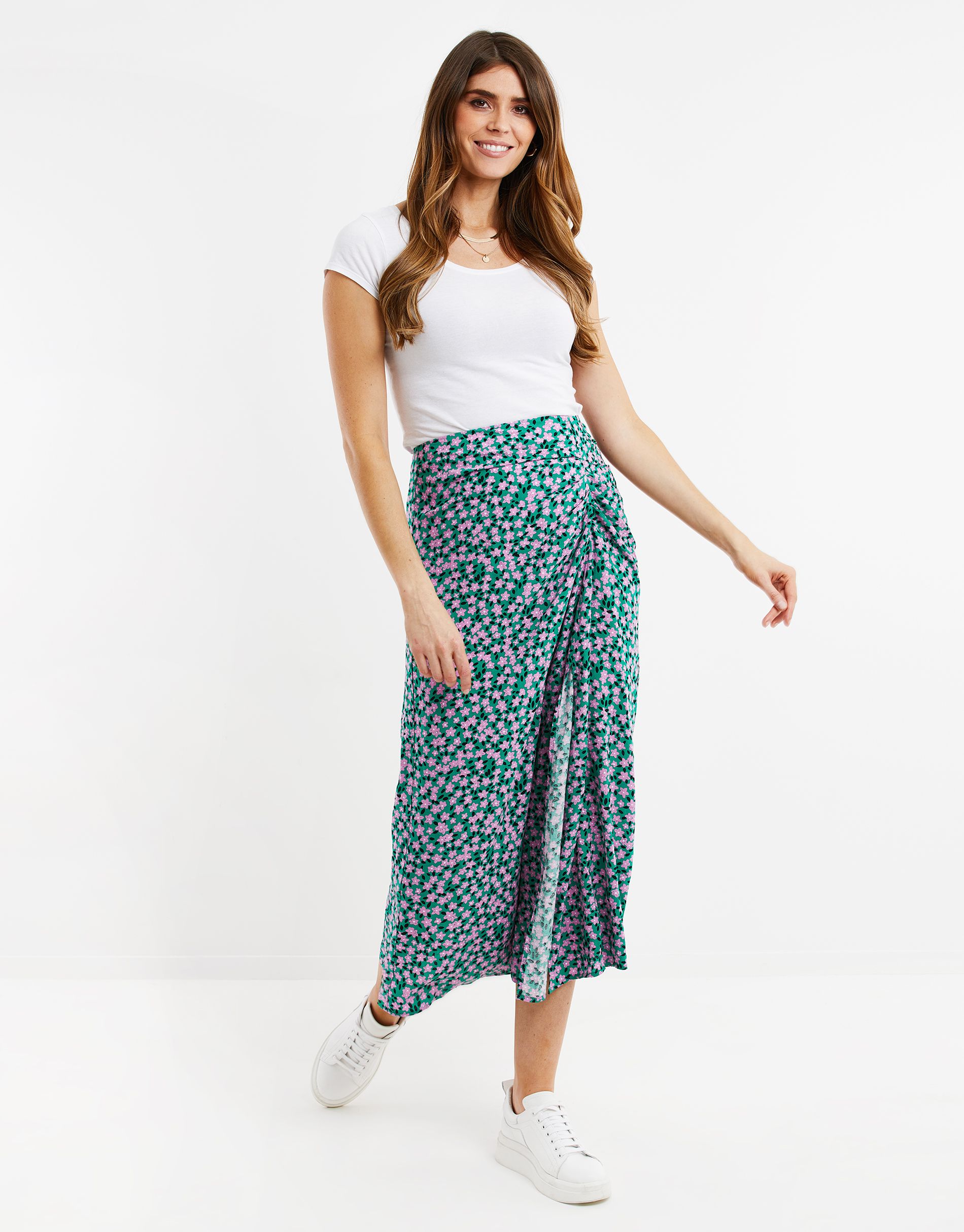 Elevate your spring/summer essentials with this ruched front midi skirt in a pretty green and pink floral print. With a concealed side zip fastening and split up the leg, this midi skirt hits the trends as well as being a versatile piece that you can experiement styling up or down.