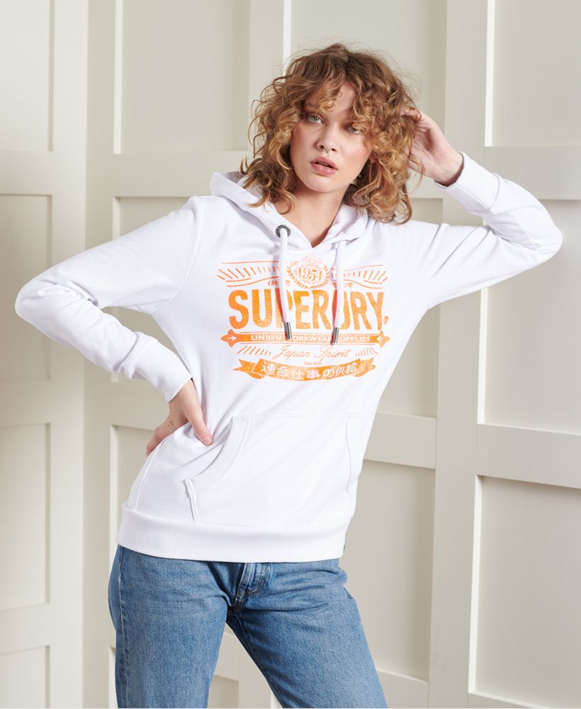 Stand out in the Heritage 23 Standard Hoodie this season featuring a textured glitter logo that gives your standard casual outfit that extra sparkle.Drawstring hoodFront pouch pocketRibbed detailingGlitter textured graphicSignature logo tab