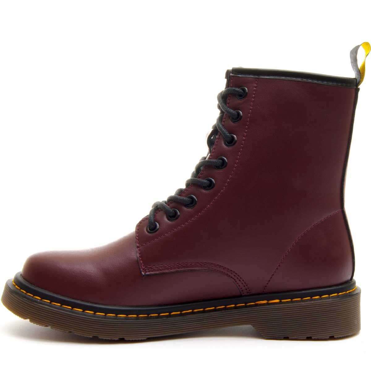 Are you one of those who like the original essence? Well with the strange martinace. Both in its Bordeaux and Black version is ideal thanks to follow the original line of material tones and seams of yellow thread and brown caramel floor. No doubt you will achieve a very radical and personal style with a boot like this. Easy to clean the floor is non-slip. Comfortable Hormo. Previous and posterior buttresses with rear pull to facilitate stroke. Collection by Azarey.