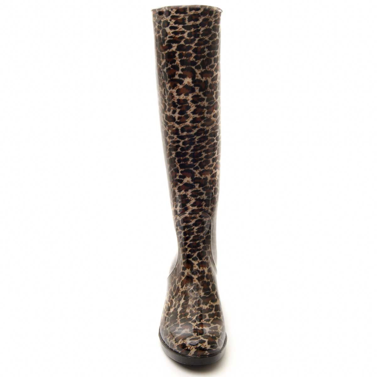 Water boot with heel and high cane with measurements: 37cm * 15cm. Perfect for rainy days as it keeps the feet warm and dry. AnimalPrint Leopard. Both sole and outer lining are one piece so that water does not penetrate. Anti-slip rubber floor. Previous and later reinforcement for durability. Removable padded template.