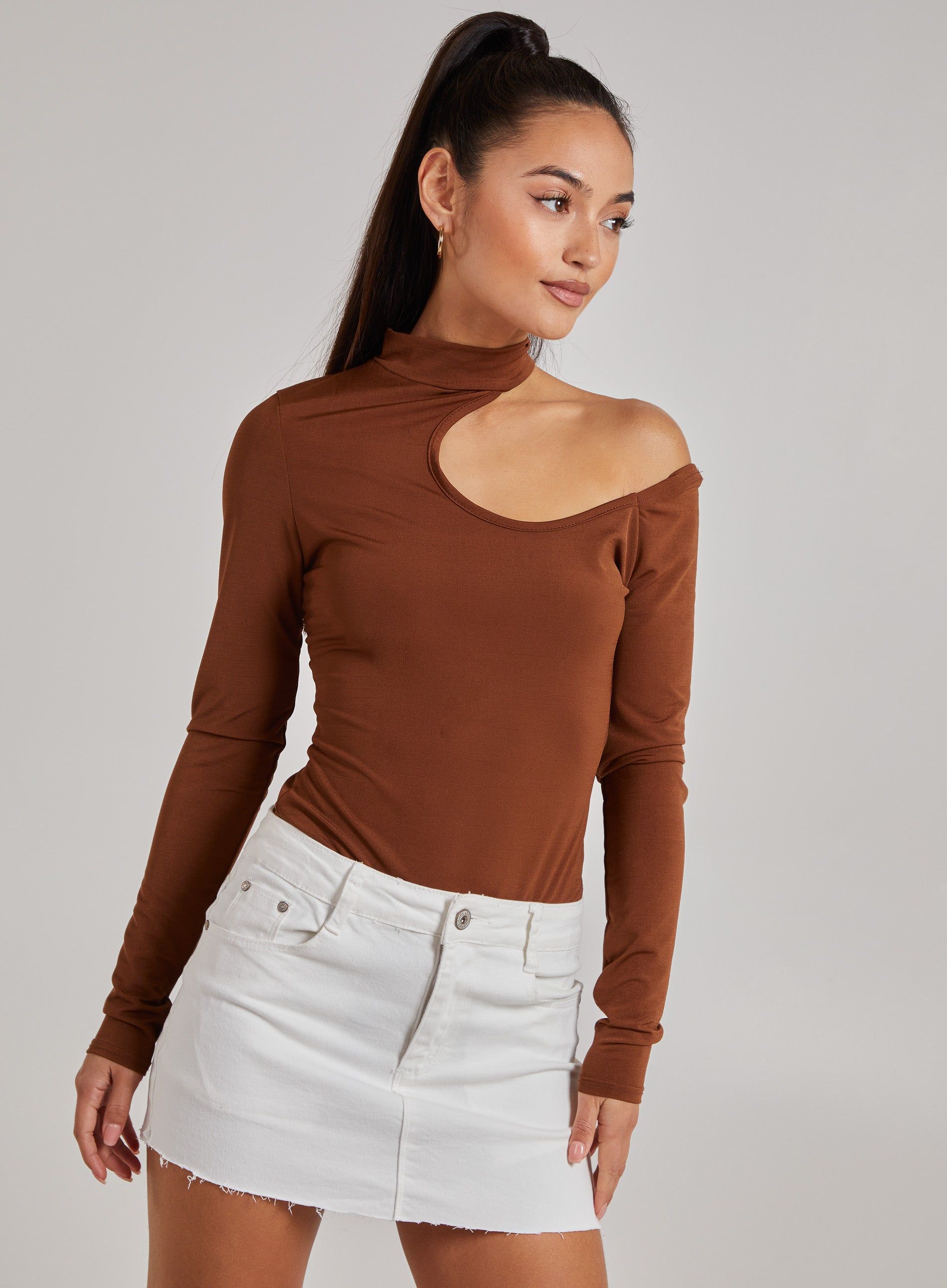 This simple yet sassy bodysuit is everything you need to add a little attitude to your look. Composition: 95% Polyester, 5% Elastane. Wash Care: Wash Dark Colours Separately